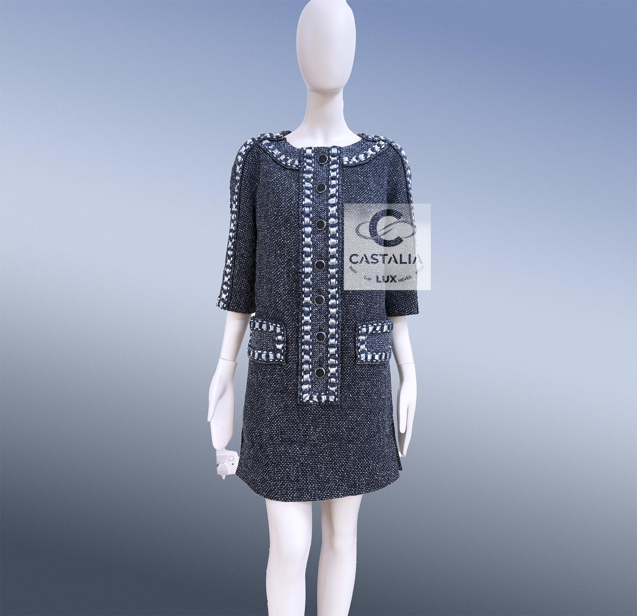 CHANEL 8K$ New Paris / Rom Tweed Kleid 36 FR für Damen oder Herren im Angebot