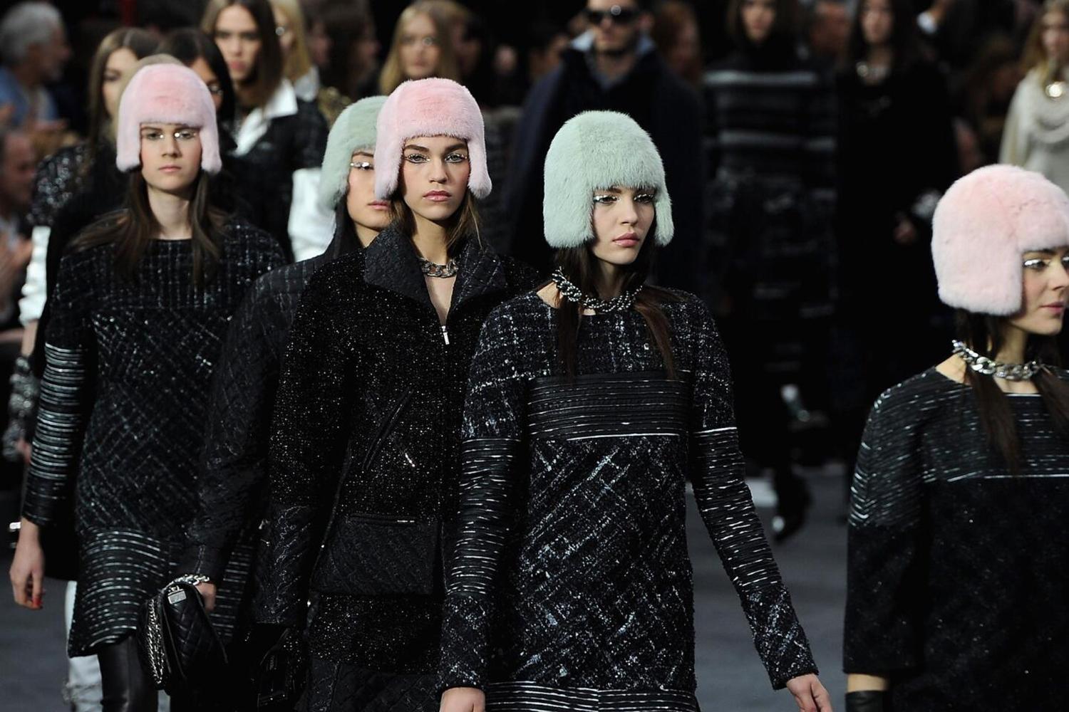 Chanel Tweed & Leather Dress – Fall 2013 Globalization Collection by Karl Lagerfeld

~ this striking Chanel dress is a masterclass in architectural tailoring and textile innovation

~ A collectible runway piece that transcends seasons, this dress