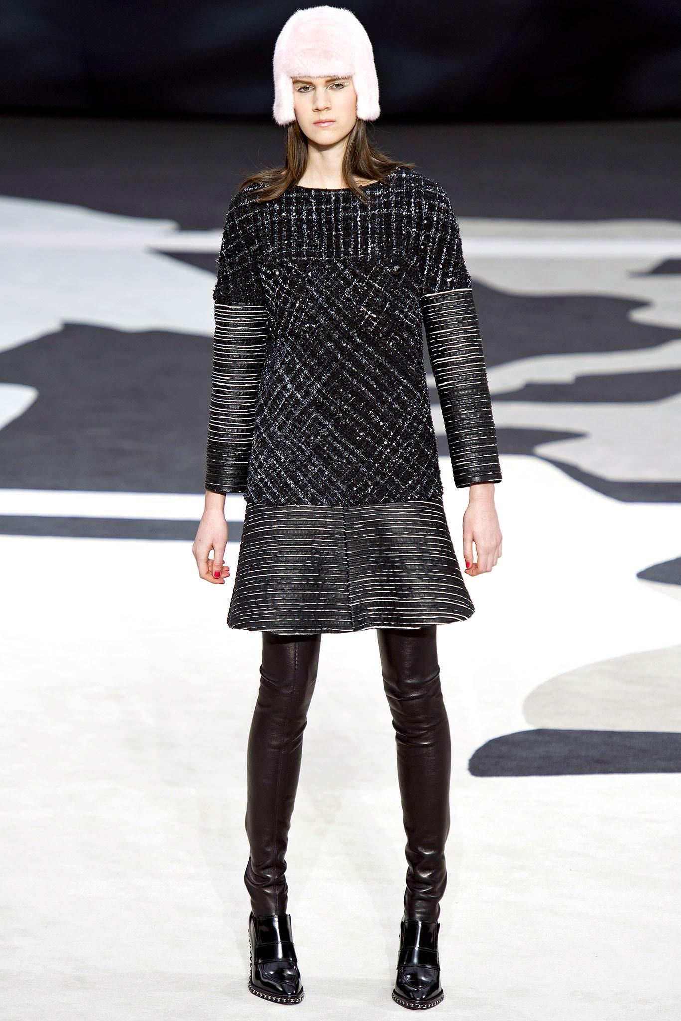 Chanel 8K$ Nuevo vestido de pasarela de tweed y cuero en Nuevo Estado en Dubai, AE
