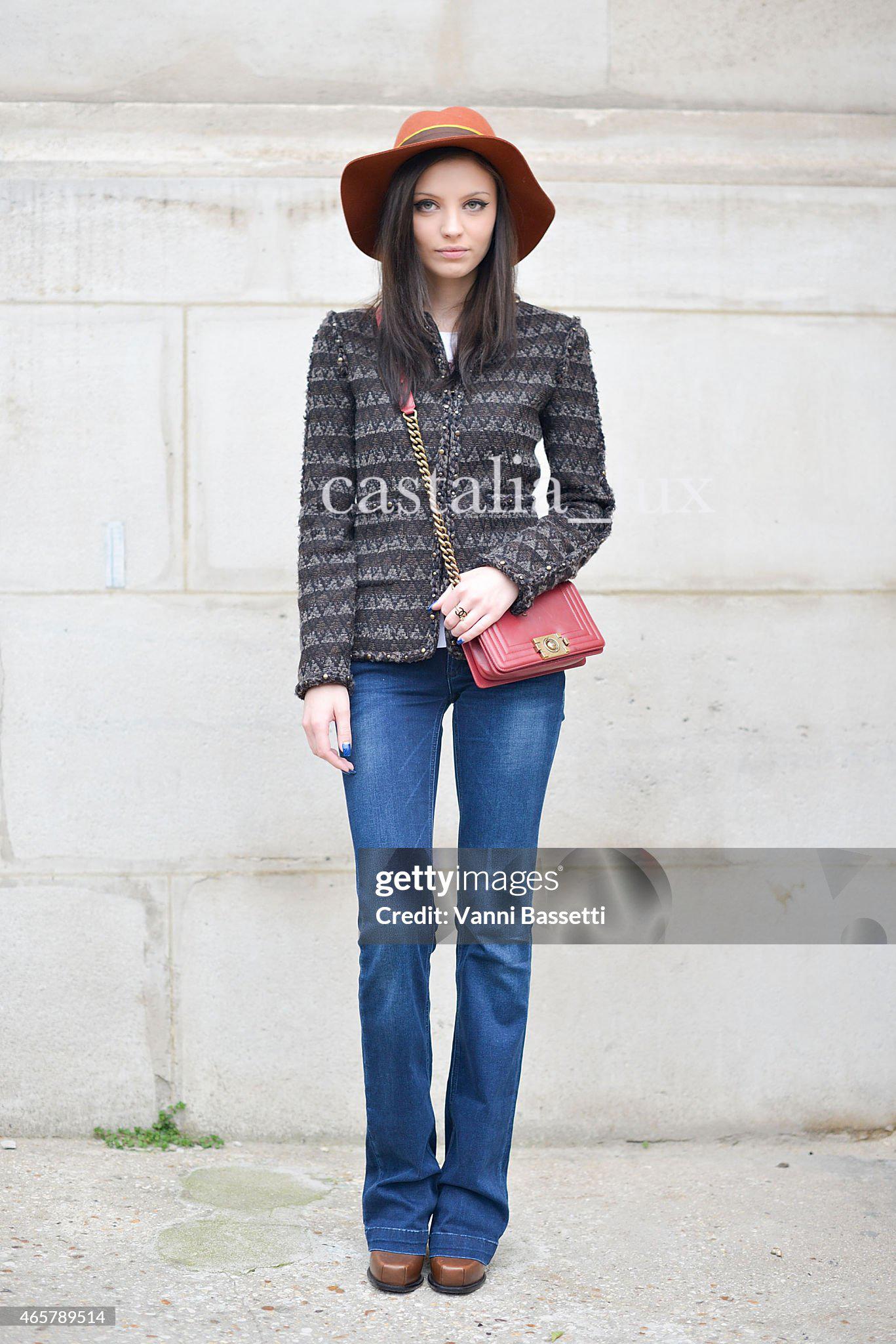 Superbe veste en tweed anthracite avec clous métalliques de Chanel : de Paris / Collection DALLAS, Metiers d'Art
- Prix boutique supérieur à 8 000
- Boutons 