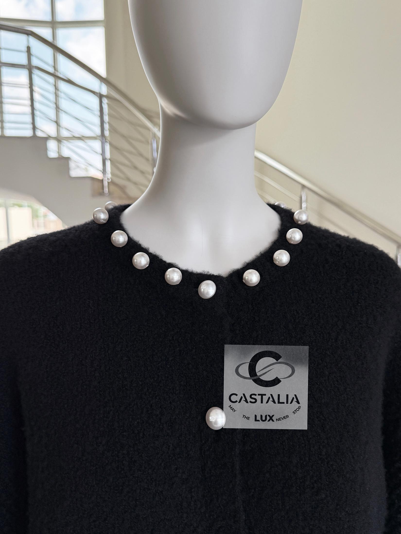 Chanel 8K$ Pearl Embellished Boucle Cashmere Jacket 40 FR In Excellent Condition For Sale In Dubai, AE