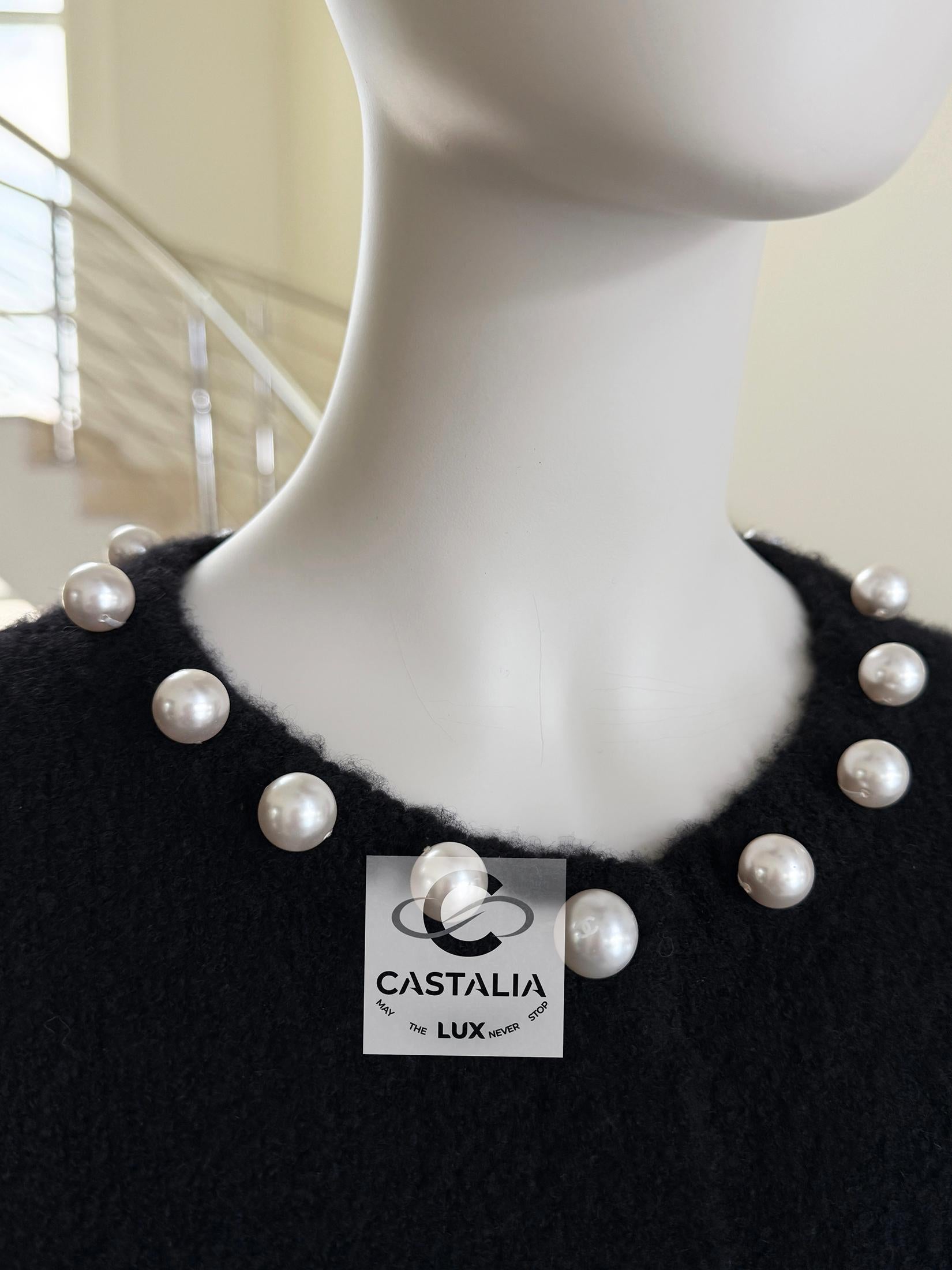 Women's or Men's Chanel 8K$ Pearl Embellished Boucle Cashmere Jacket 40 FR For Sale