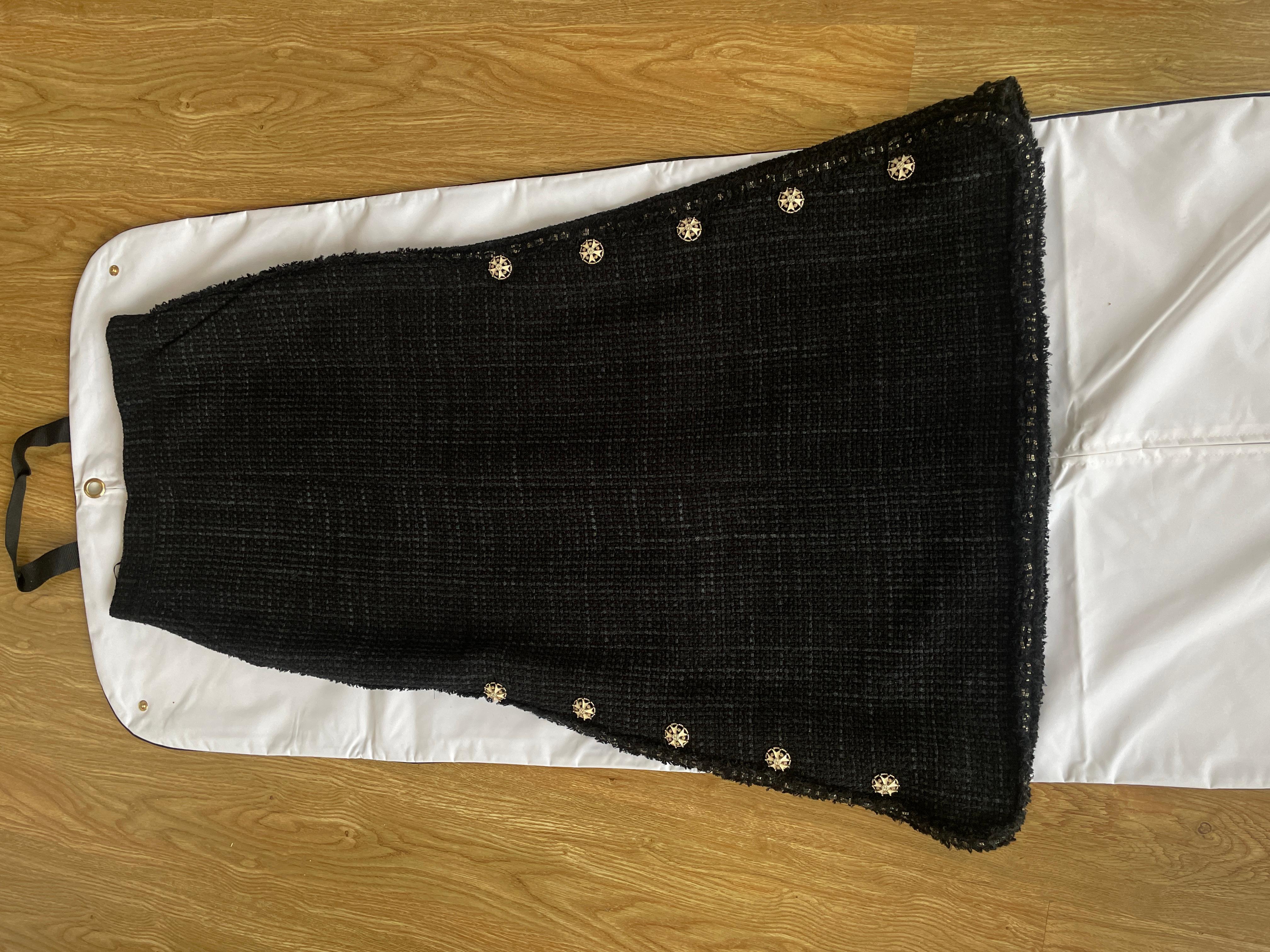~ Conçu par Karl Lagerfeld pour la Collection Paris / MONTE-CARLO, 
Cette pièce allie l'attrait de la sophistication de la Riviera au minimalisme confiant de la couture moderne.

/ Valeur de la boutique supérieure à 8 000 $ / 

~ Une rare création