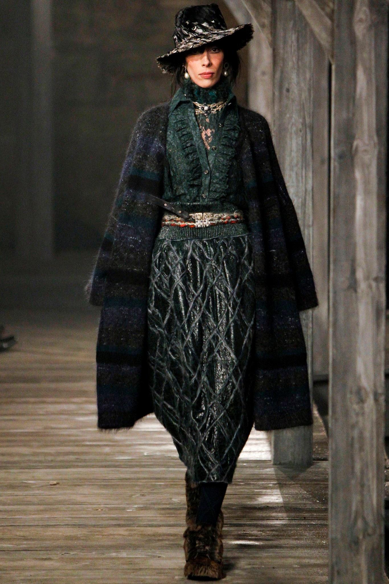 Fabulous and rare Chanel cashmere cardi coat from Runway of Paris / EDINBURG Collection, 2013 Metiers d'Art
Boutique price 7,680$ 
- CC logo leather duffle closure at front
Size mark 36 FR. Condition is pristine