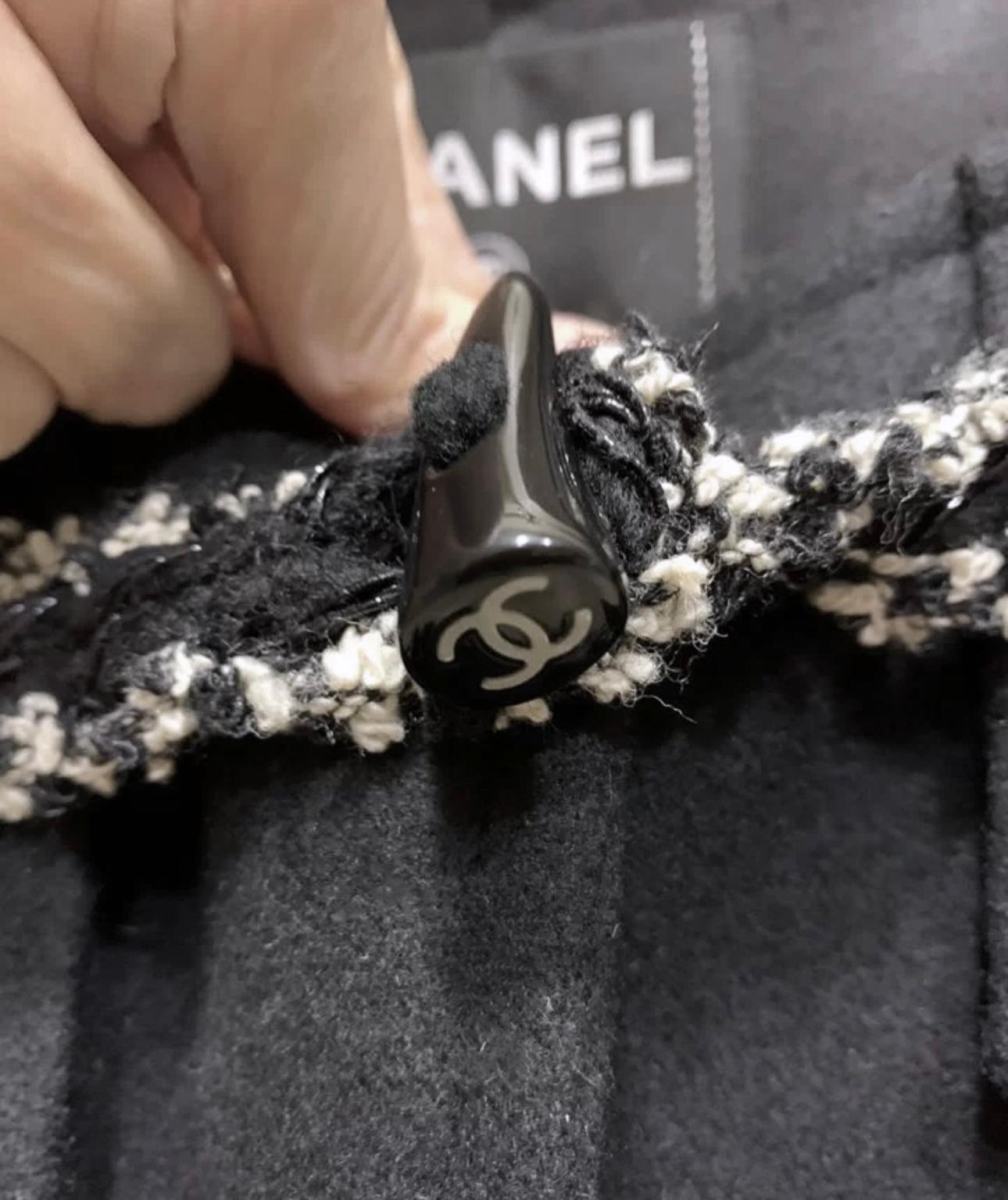 Chanel 8K$ Runway Parka en tweed avec fermetures à volants CC 2