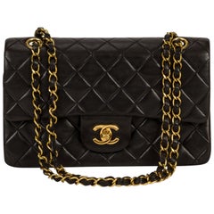 Chanel 9" Schwarze klassiche Double Flap-Tasche mit Goldbesatz