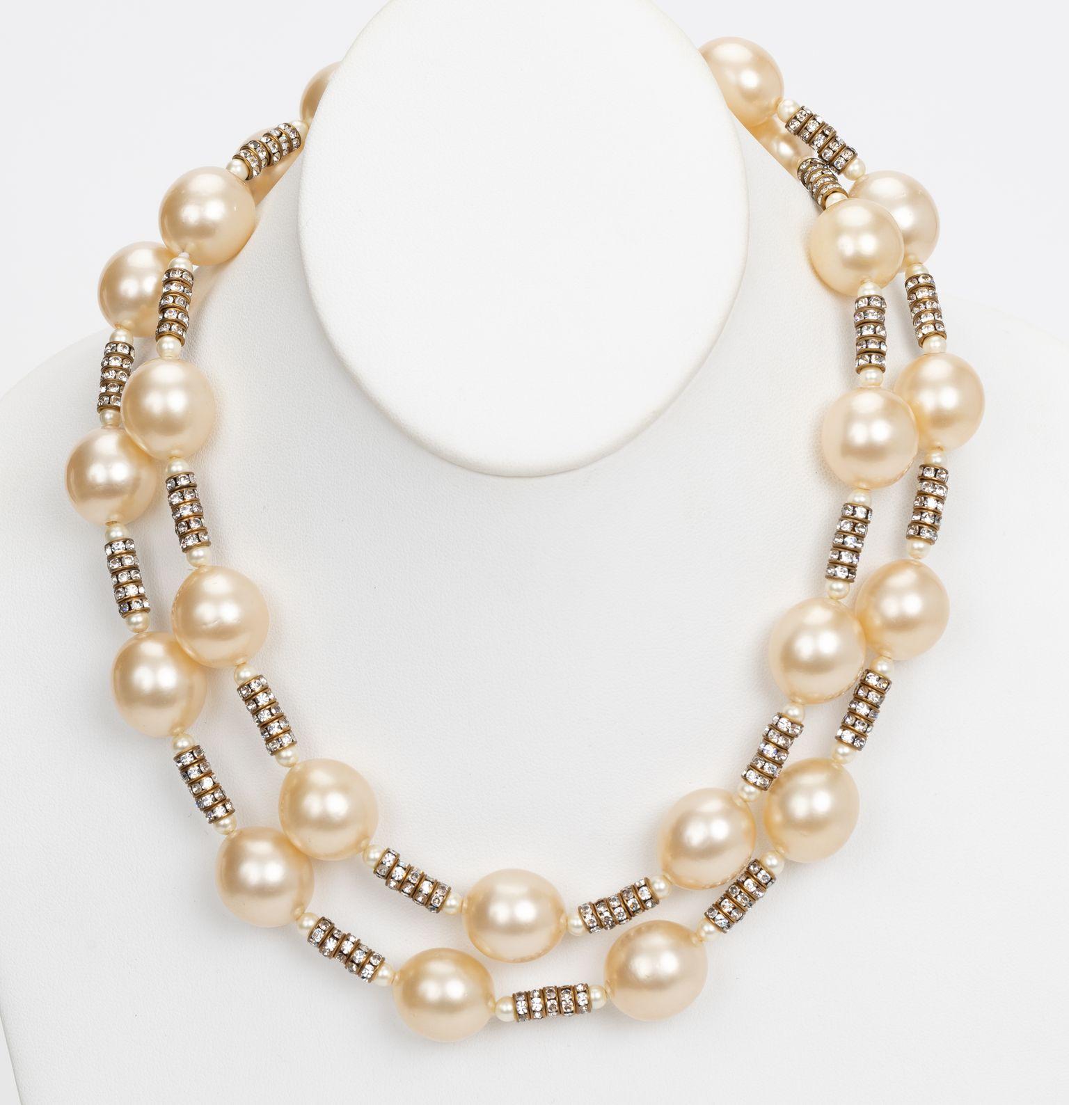 Chanel Original 1990 lange Perlen- und Kristall-Sautoir-Kette, entworfen von Victoire de Castellaine. Tadelloser Zustand mit der Beschichtung der Kunstperlen ohne Mängel. Can einzeln oder doppelt getragen werden. Signierte Collection'S 2 9. Kommt