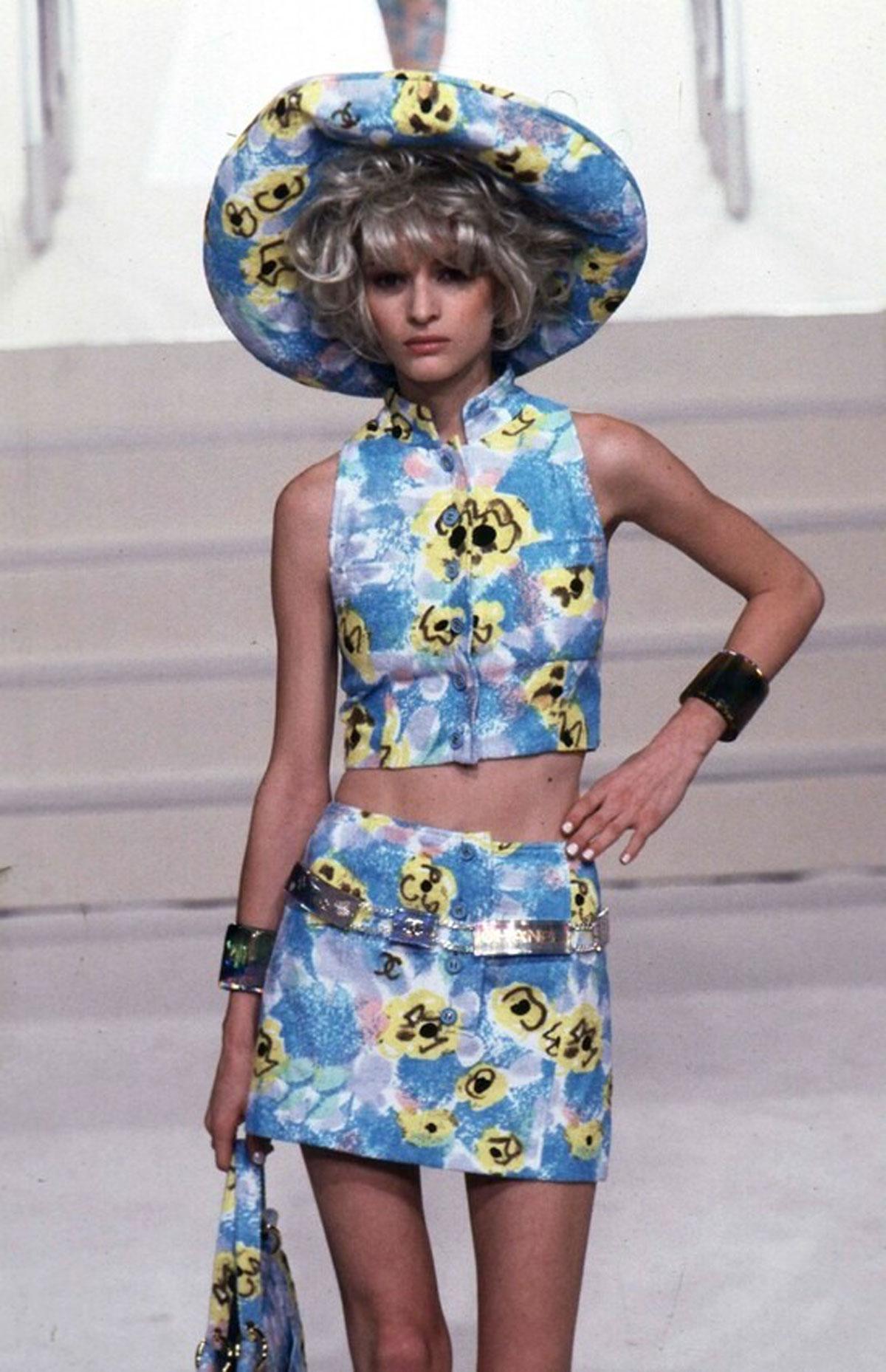 Chanel 90s 1996 Barbie Multicolor Aqua Azul Amarillo Floral Toalla Grande Bolso Tote 

Herrajes dorados
Azul claro, aqua, amarillo
Dos asas superiores
Bolsillo portaobjetos delantero
Bolsillo trasero de parche
Bolsillo interior con