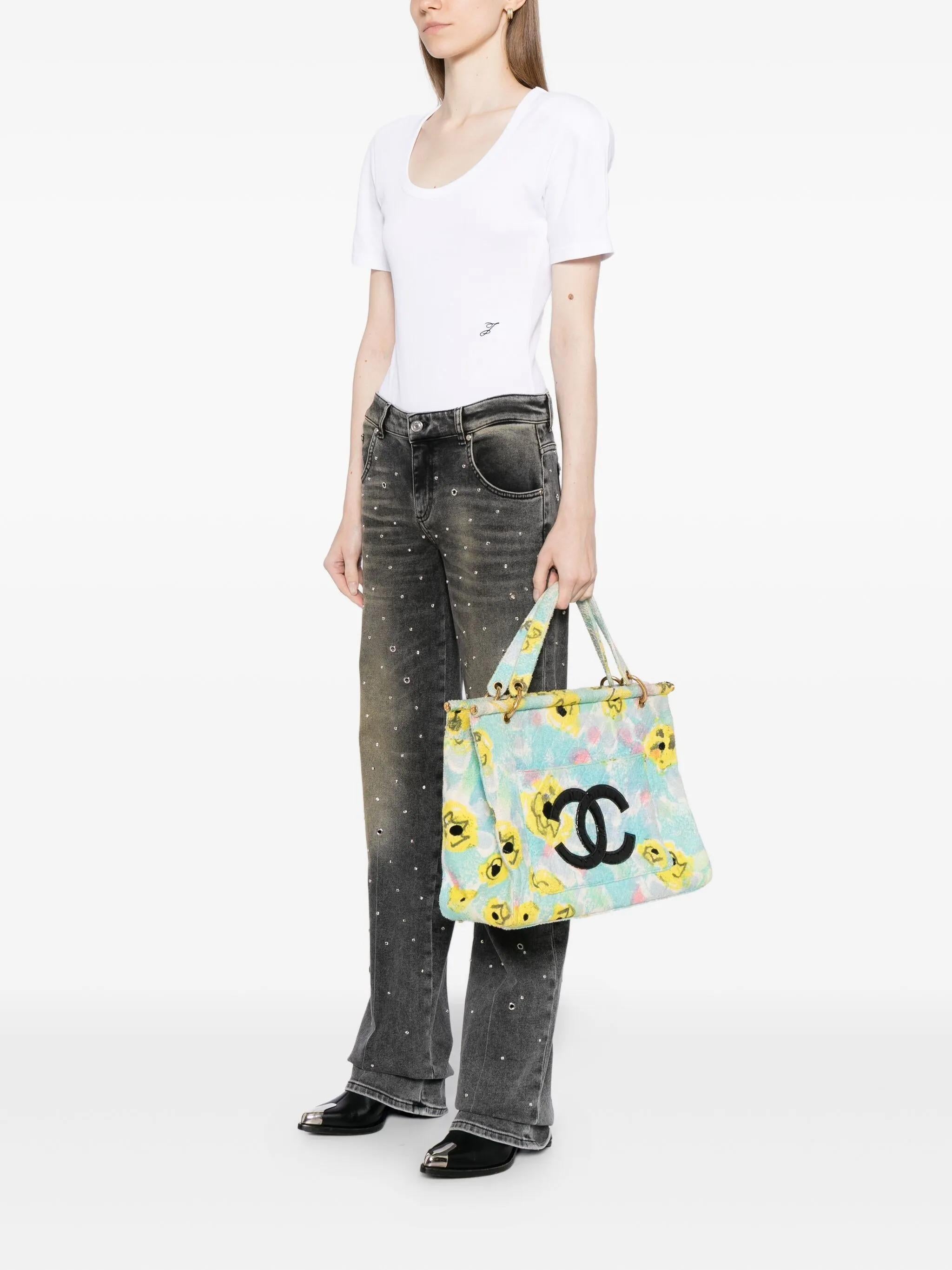 Chanel 90s 1996 Barbie Multicolor Aqua Azul Amarillo Floral Toalla Grande Bolso Tote en Bueno estado para la venta en Miami, FL