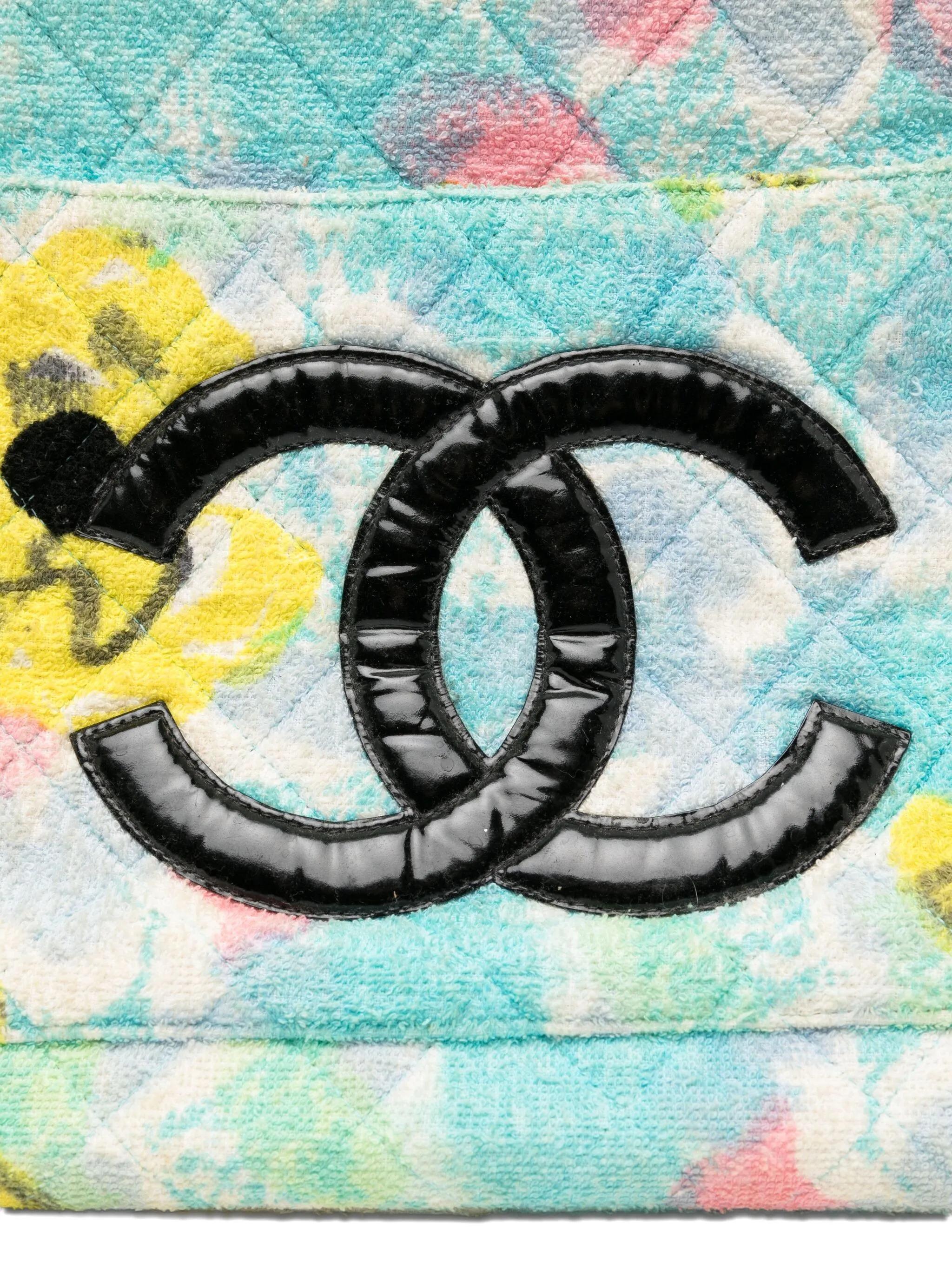 Chanel 90s 1996 Barbie Multicolor Aqua Azul Amarillo Floral Toalla Grande Bolso Tote en venta 2