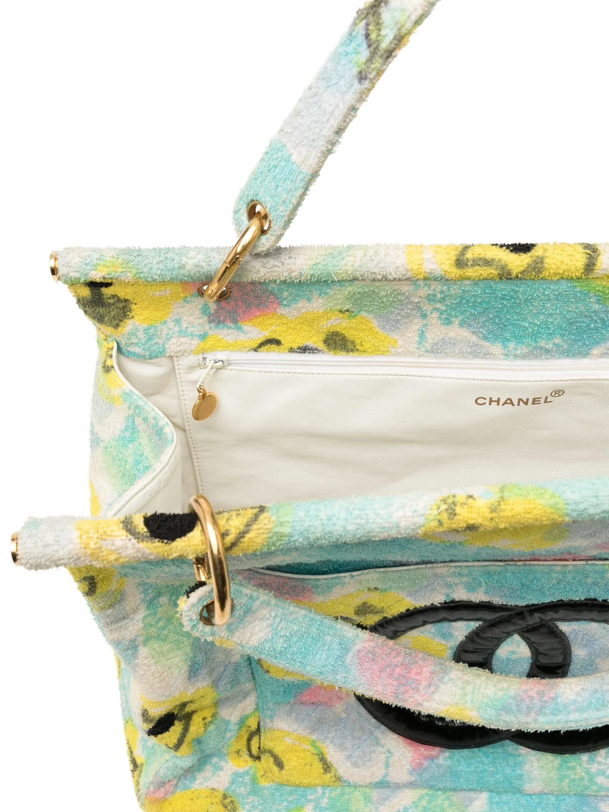 Chanel 90s 1996 Barbie Multicolor Aqua Azul Amarillo Floral Toalla Grande Bolso Tote en venta 3
