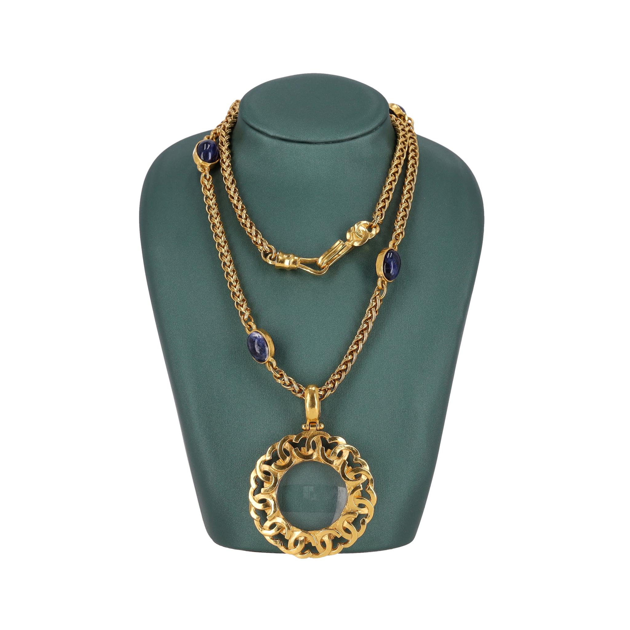 Taglio ovale Chanel 90's 24k Gold Plated 'CC' Logo Magnifying Glass & Lapis Lazuli Necklace in vendita