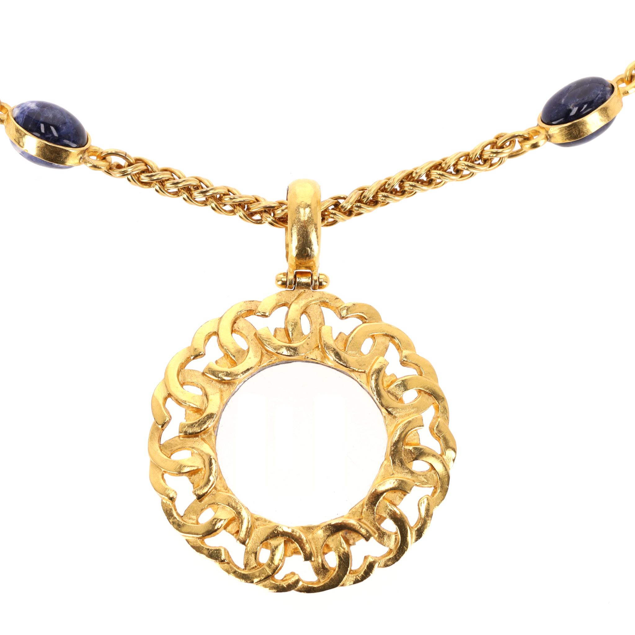 Chanel 90's 24k Gold Plated 'CC' Logo Magnifying Glass & Lapis Lazuli Necklace In condizioni ottime in vendita a London, GB