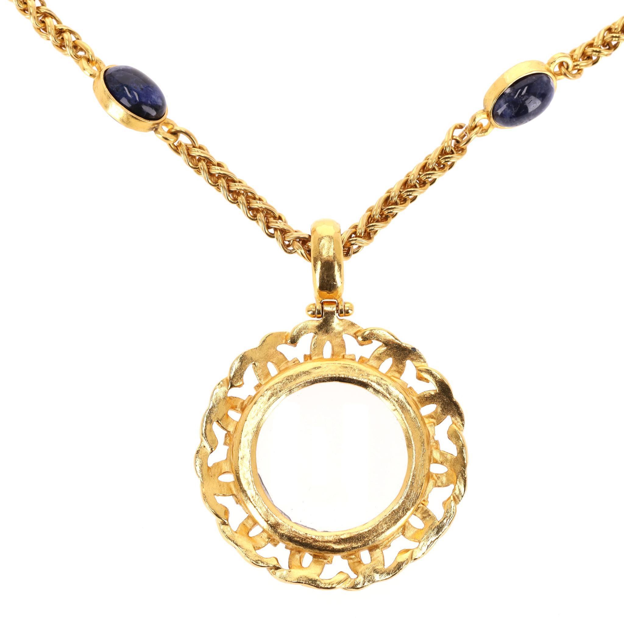 Donna Chanel 90's 24k Gold Plated 'CC' Logo Magnifying Glass & Lapis Lazuli Necklace in vendita