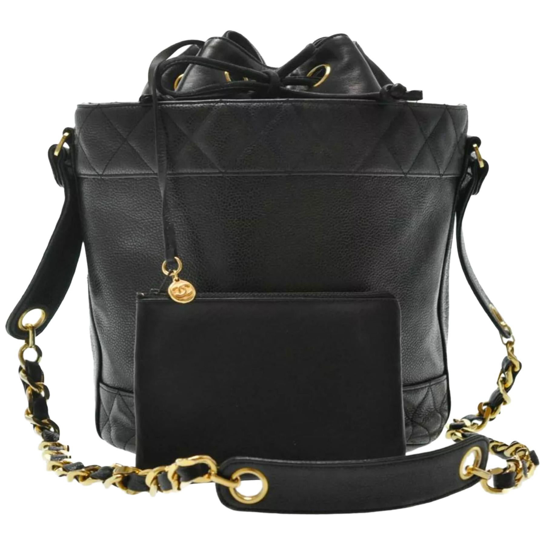 Chanel 90's Black Iconic Bucket Bag

Couleur : noir, or
Condit : Très bon ; décoloration mineure sur la quincaillerie. Veuillez vous référer aux photos.
Dimensions : 9