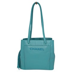 Shopper Chanel anni '90 in pelle d'agnello blu con logo ricamato e nappe