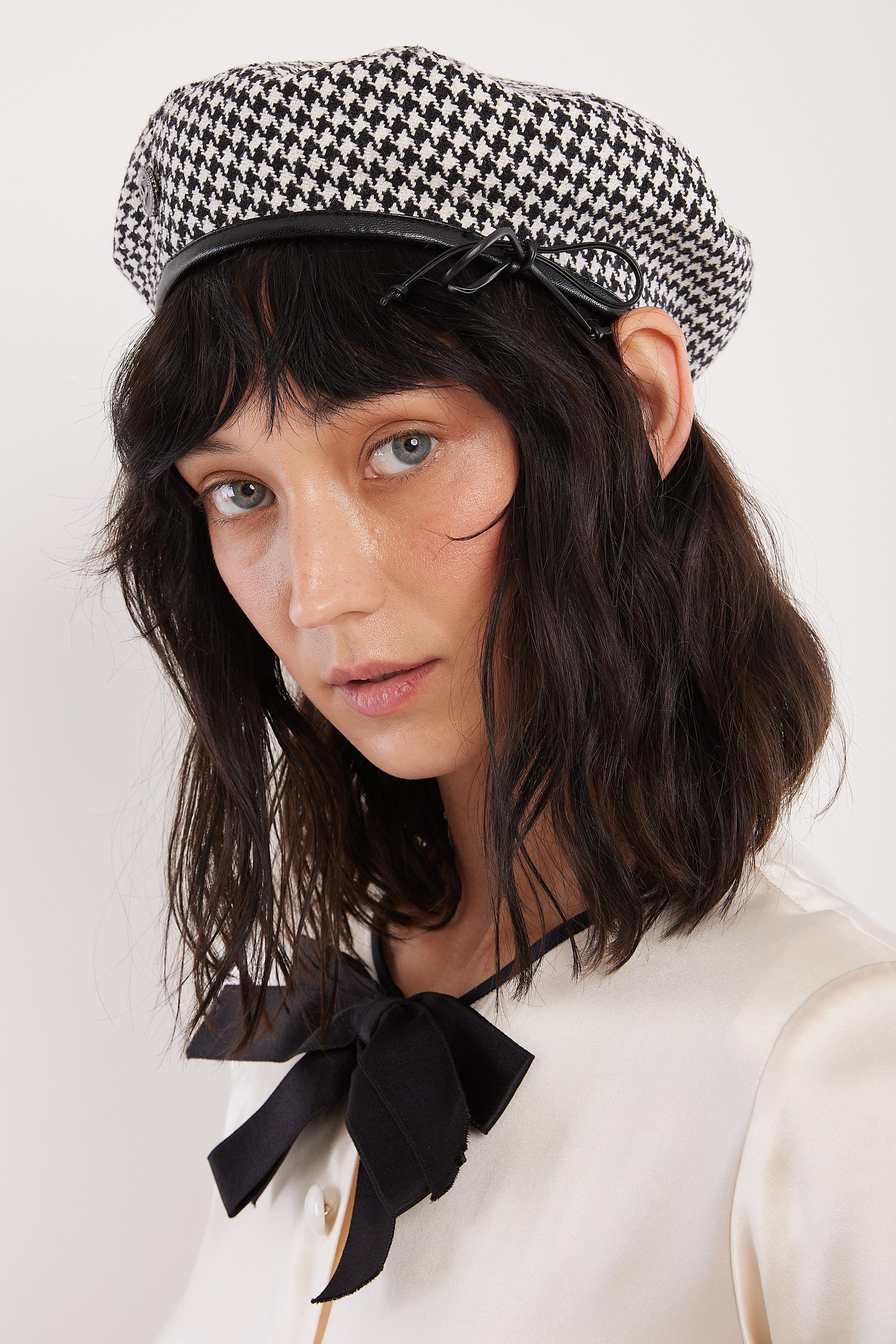 Beige Chanel 90's CC logo houndstooth print wool beret with leather trim For Sale