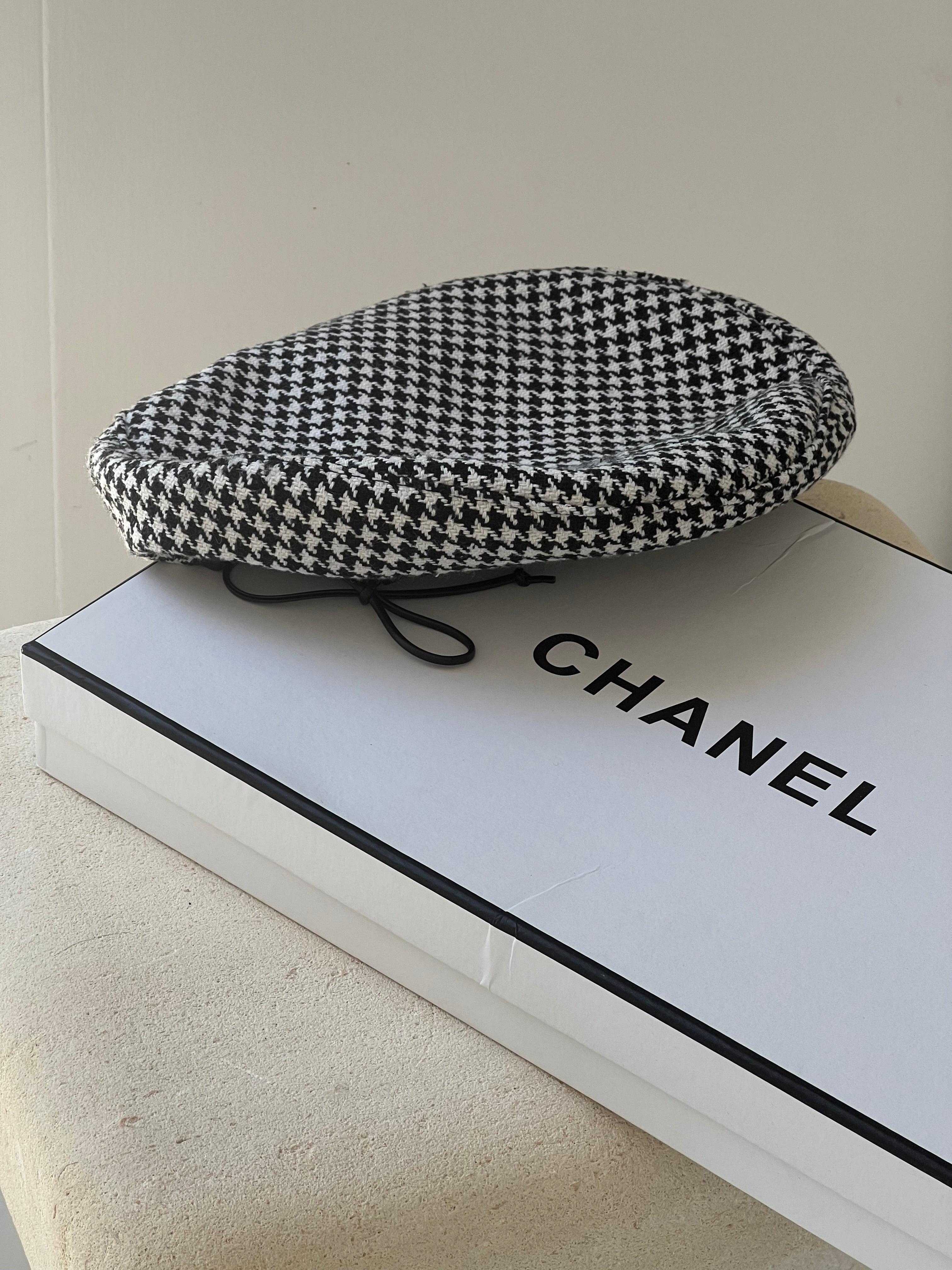 Chanel 90's CC logo houndstooth print wool beret with leather trim In Excellent Condition For Sale In BELLEVUE HILL, NSW