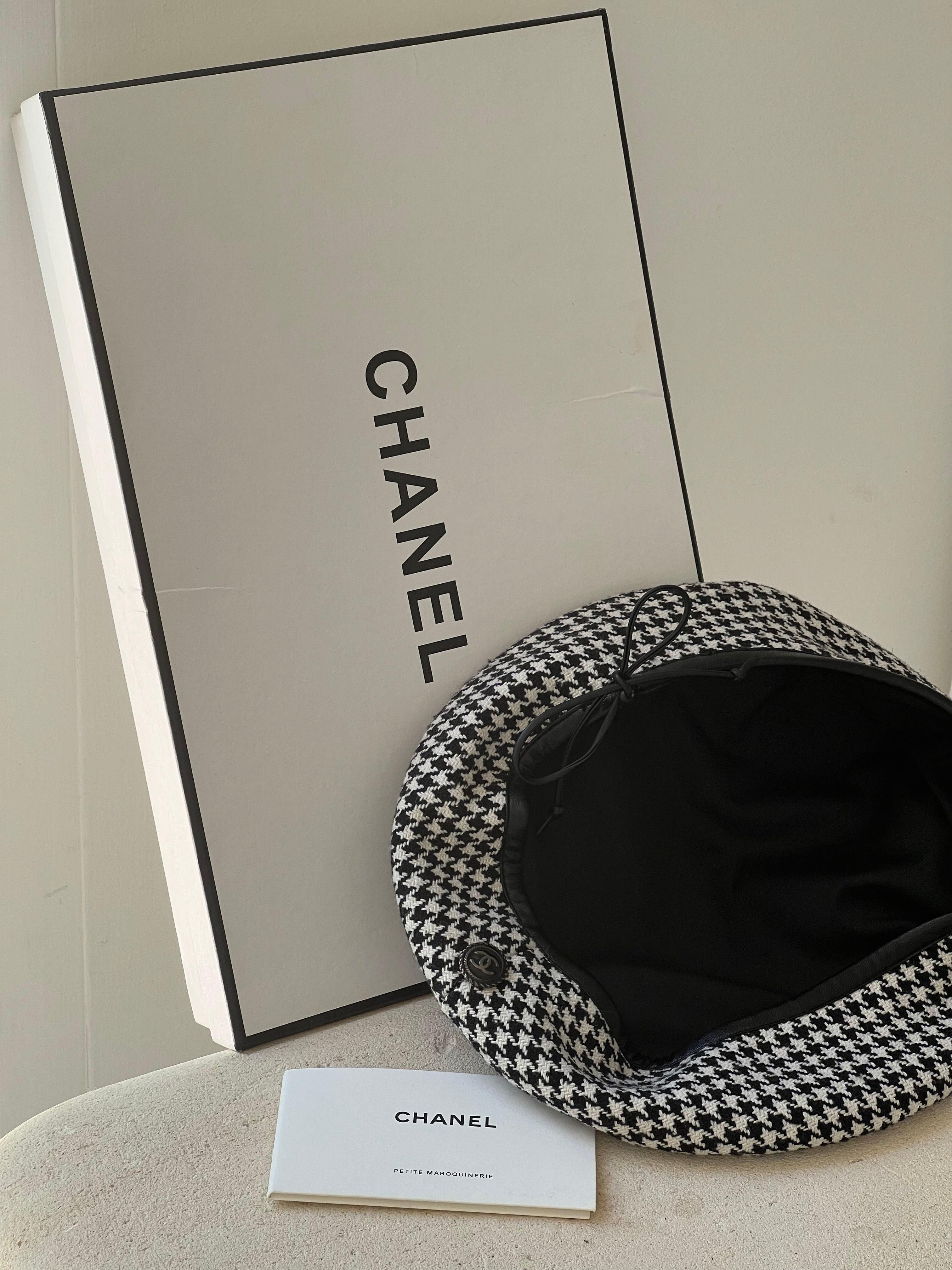 Women's or Men's Chanel 90's CC logo houndstooth print wool beret with leather trim For Sale