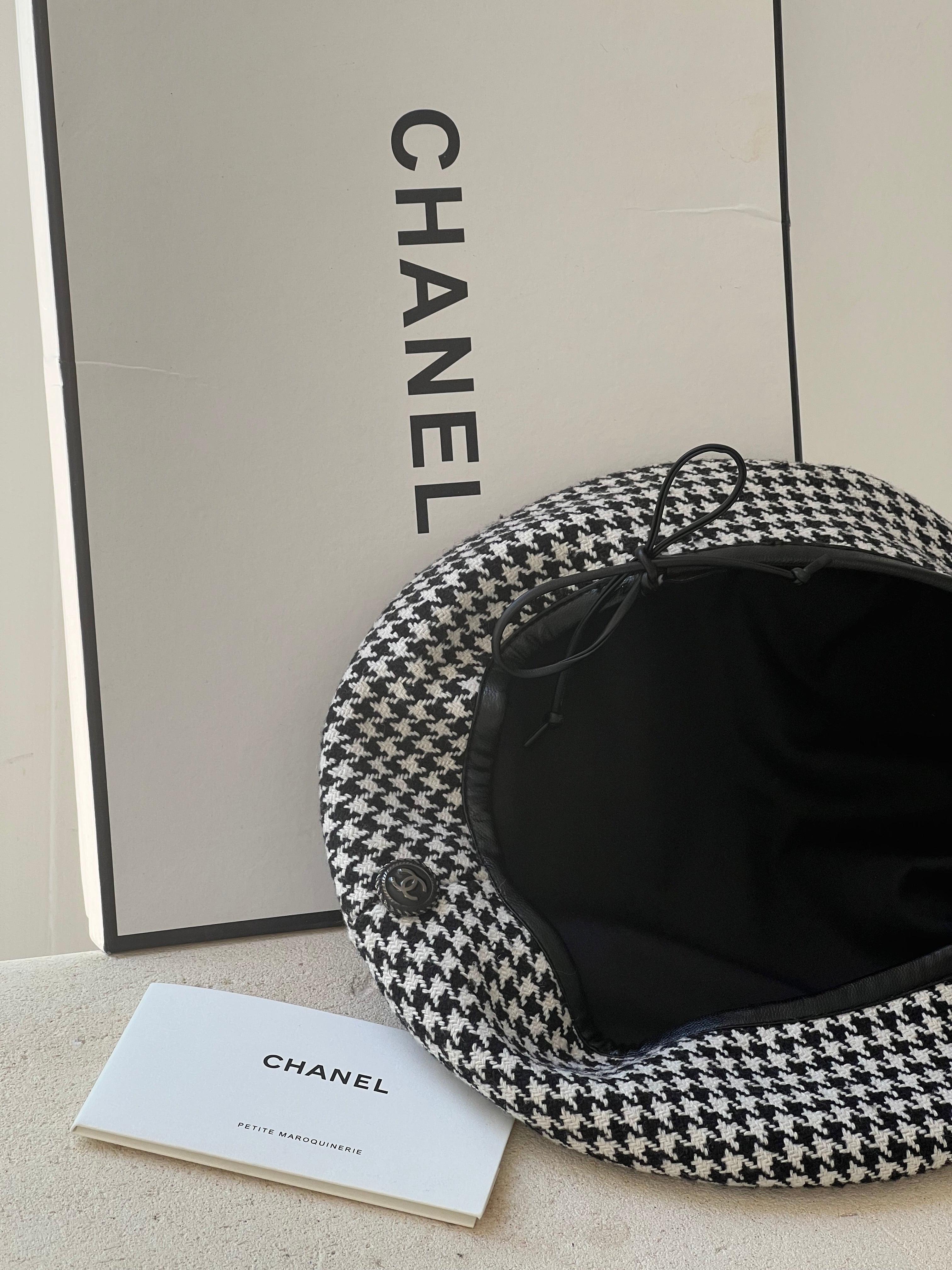 Chanel 90's CC logo houndstooth print wool beret with leather trim For Sale 1
