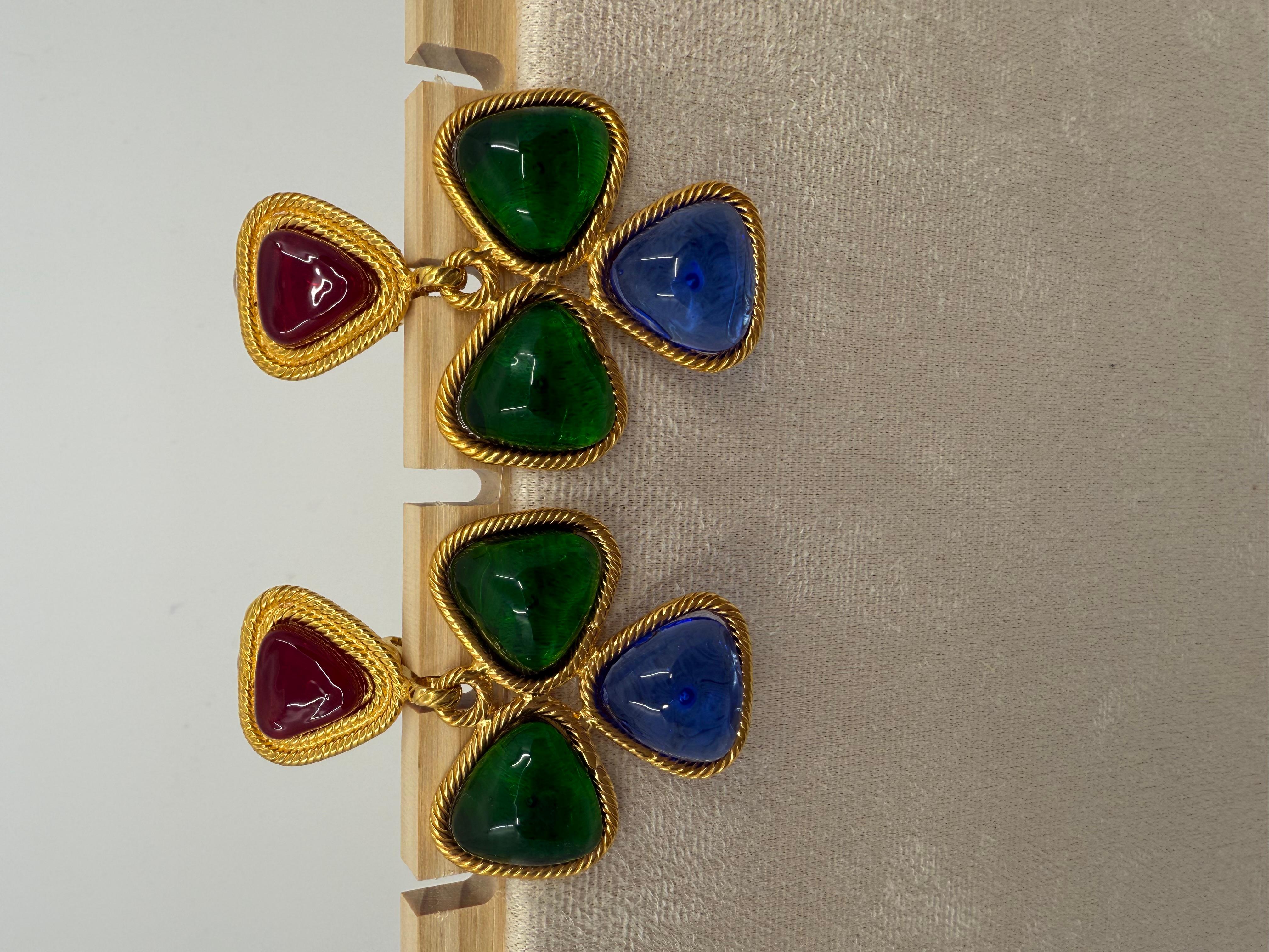 Estos pendientes de trébol de gran tamaño, una declaración atrevida y juguetona de la Colección 28 de Chanel (1991-1992), son una celebración del color, la artesanía y el legado de la casa. Cada pendiente presenta cuatro cabujones Gripoix de vidrio