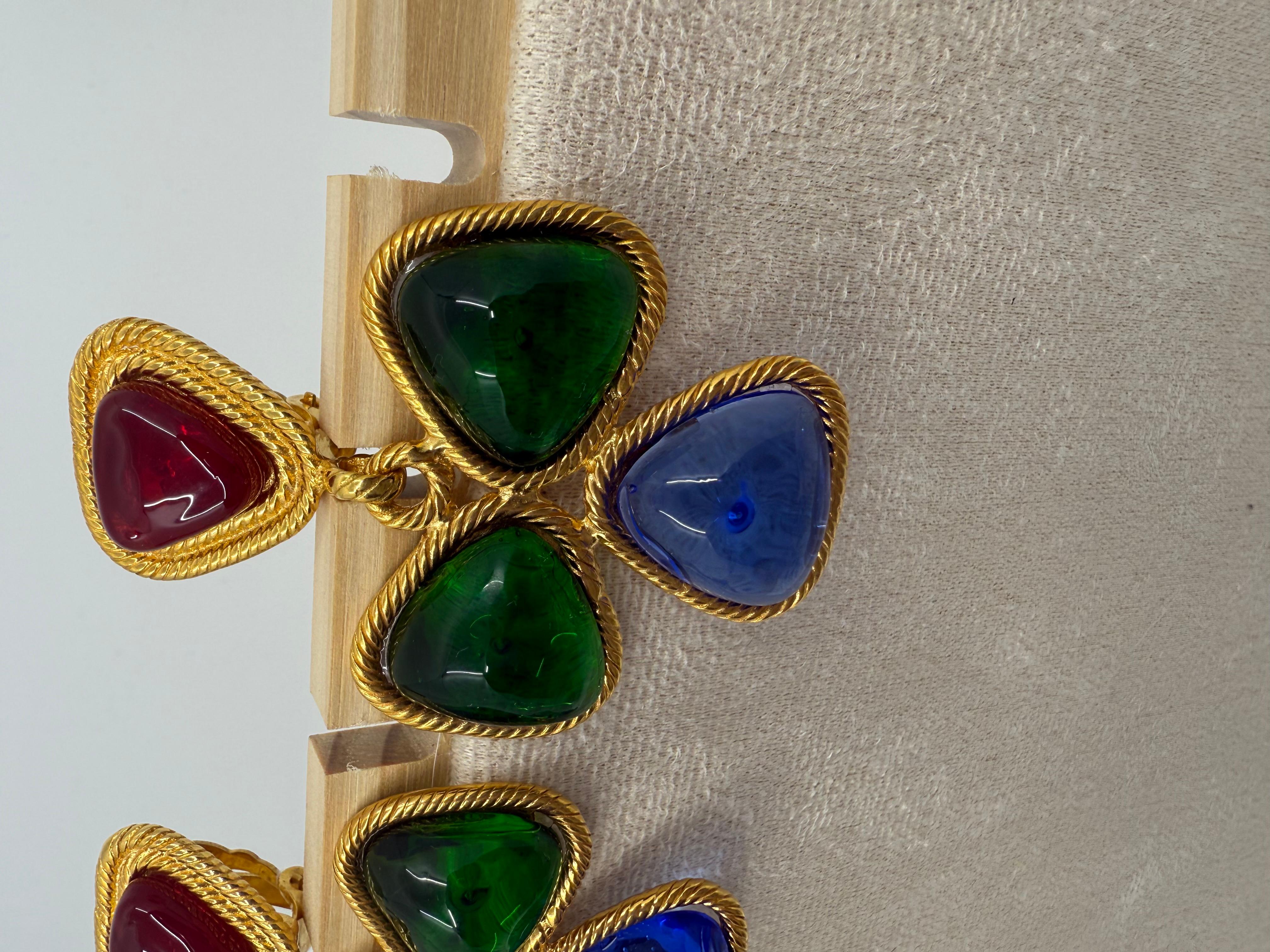 Chanel 90s Collection Pendientes de clip trébol Gripoix multicolor en Bueno estado para la venta en Rowland Heights, CA