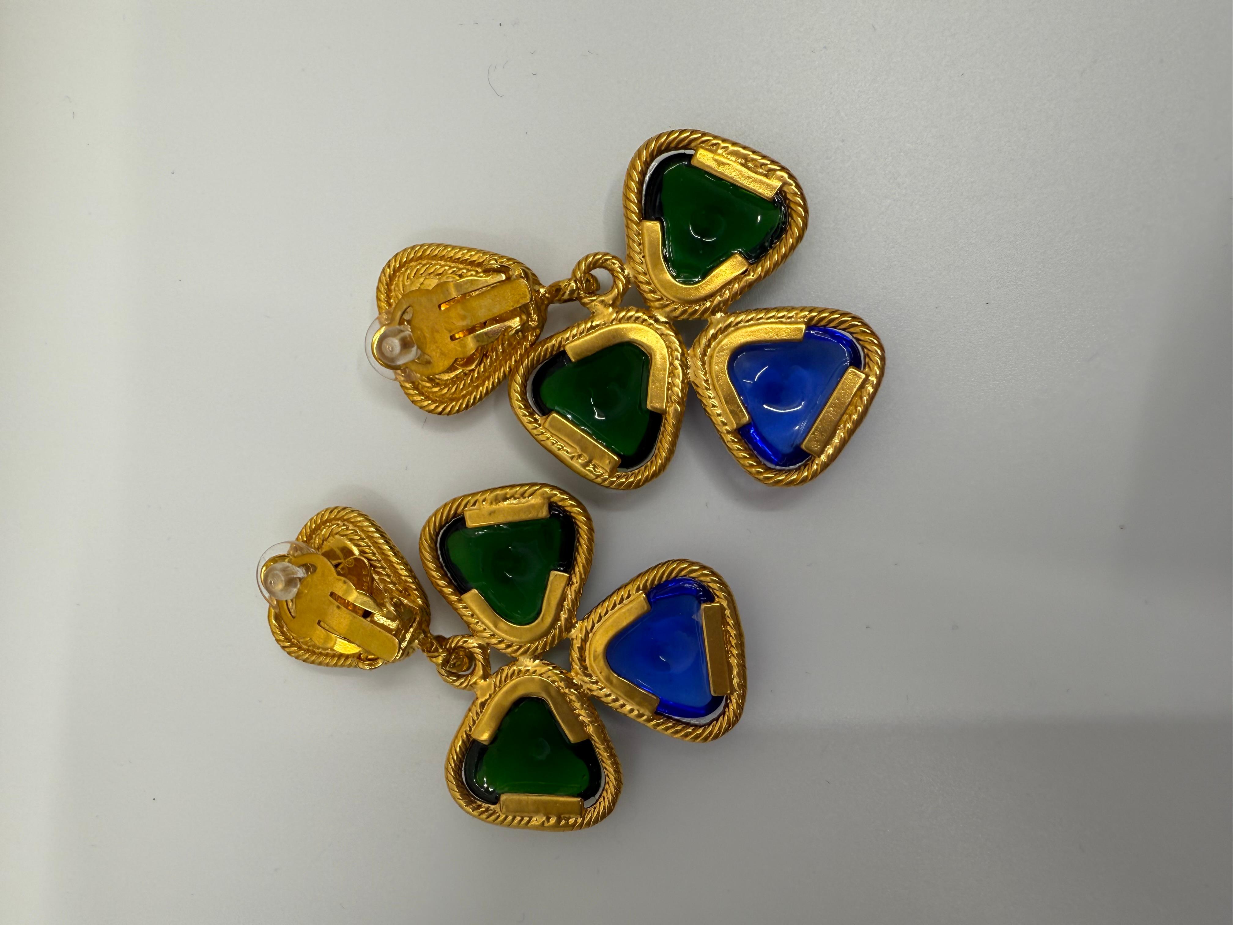 Chanel 90s Collection Pendientes de clip trébol Gripoix multicolor en venta 1