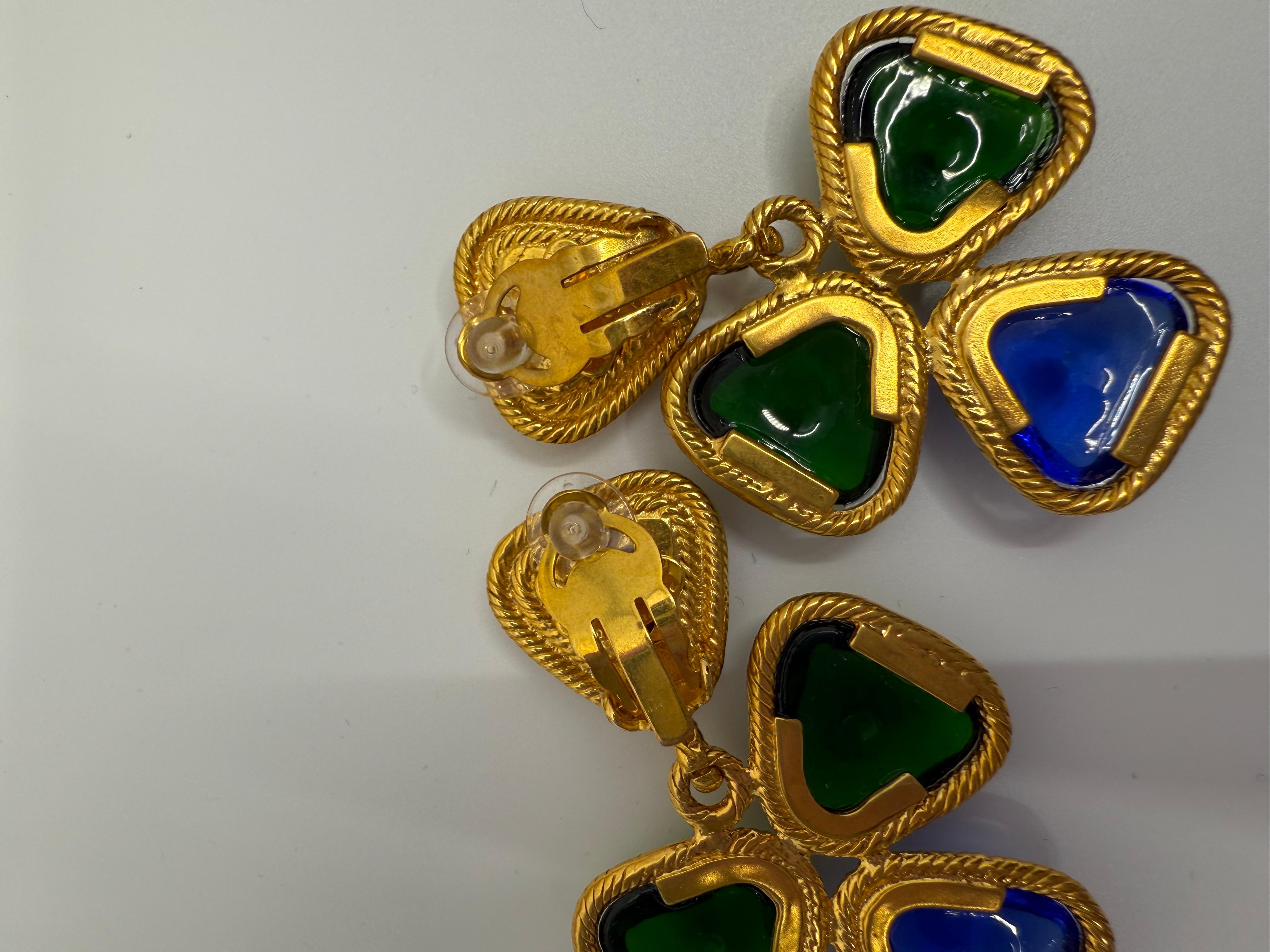 Chanel 90s Collection Pendientes de clip trébol Gripoix multicolor en venta 2