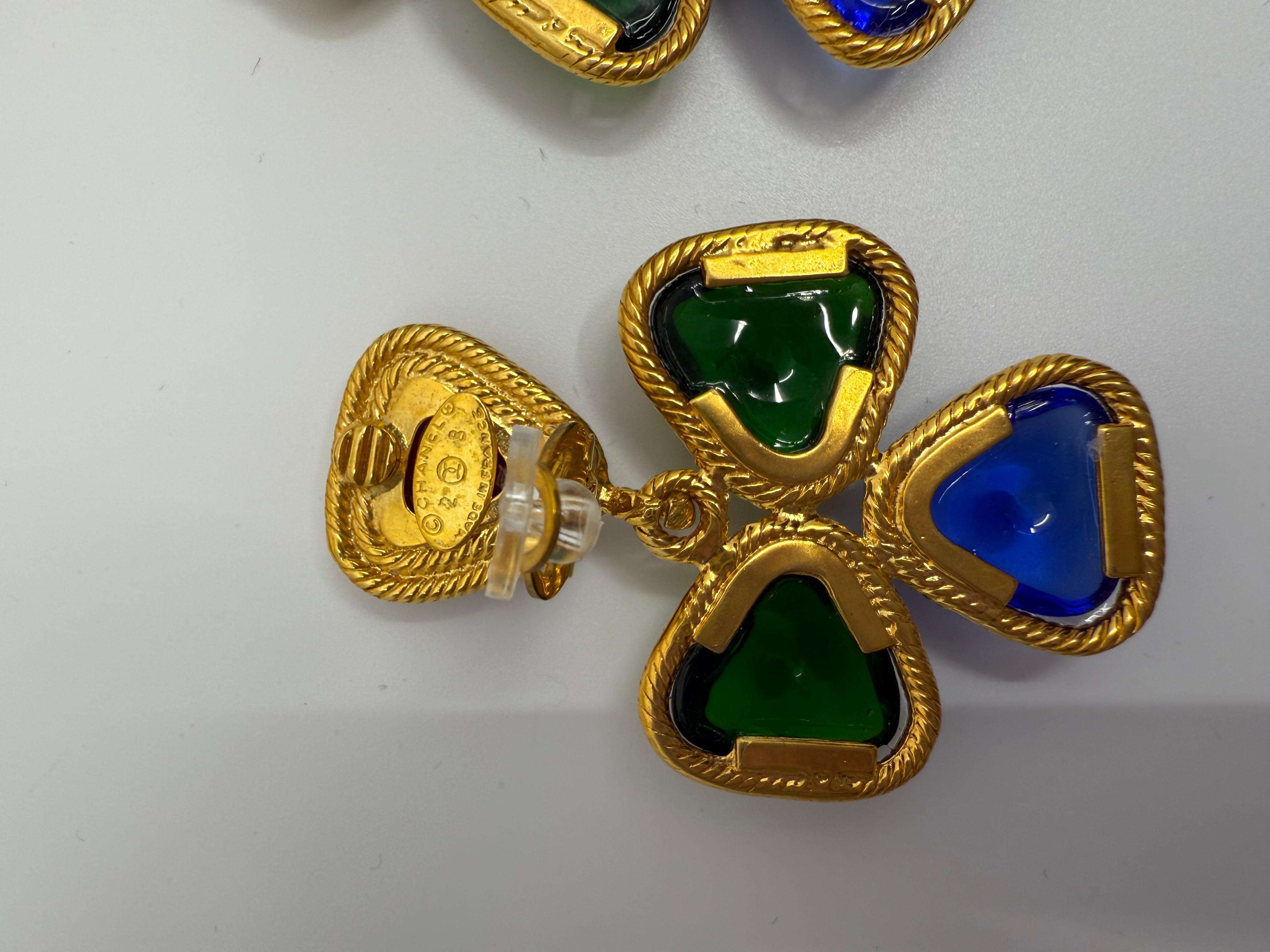 Chanel 90s Collection Pendientes de clip trébol Gripoix multicolor en venta 3