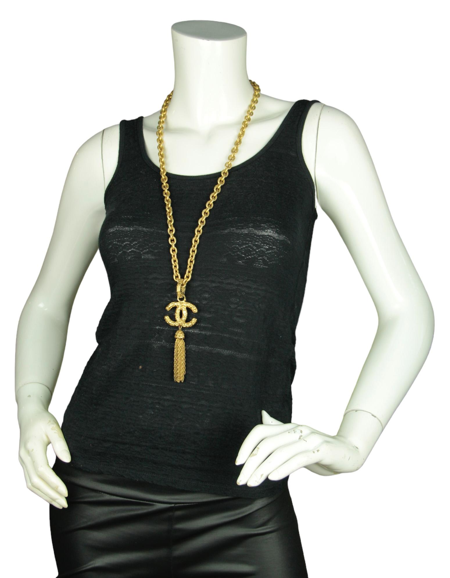 Chanel '90s Gold Vintage Textured CC Tassel Halskette 

Hergestellt in: Frankreich
Jahr der Herstellung: 1993
Farbe: Goldtone
MATERIALIEN: Metall
Punzierungen: CHANEL 93 A MADE IN FRANCE
Verschluss/Öffnung: Twistlock
Allgemeiner Zustand: