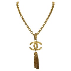 Chanel, collier à pompon CC texturé vintage en or, années 90