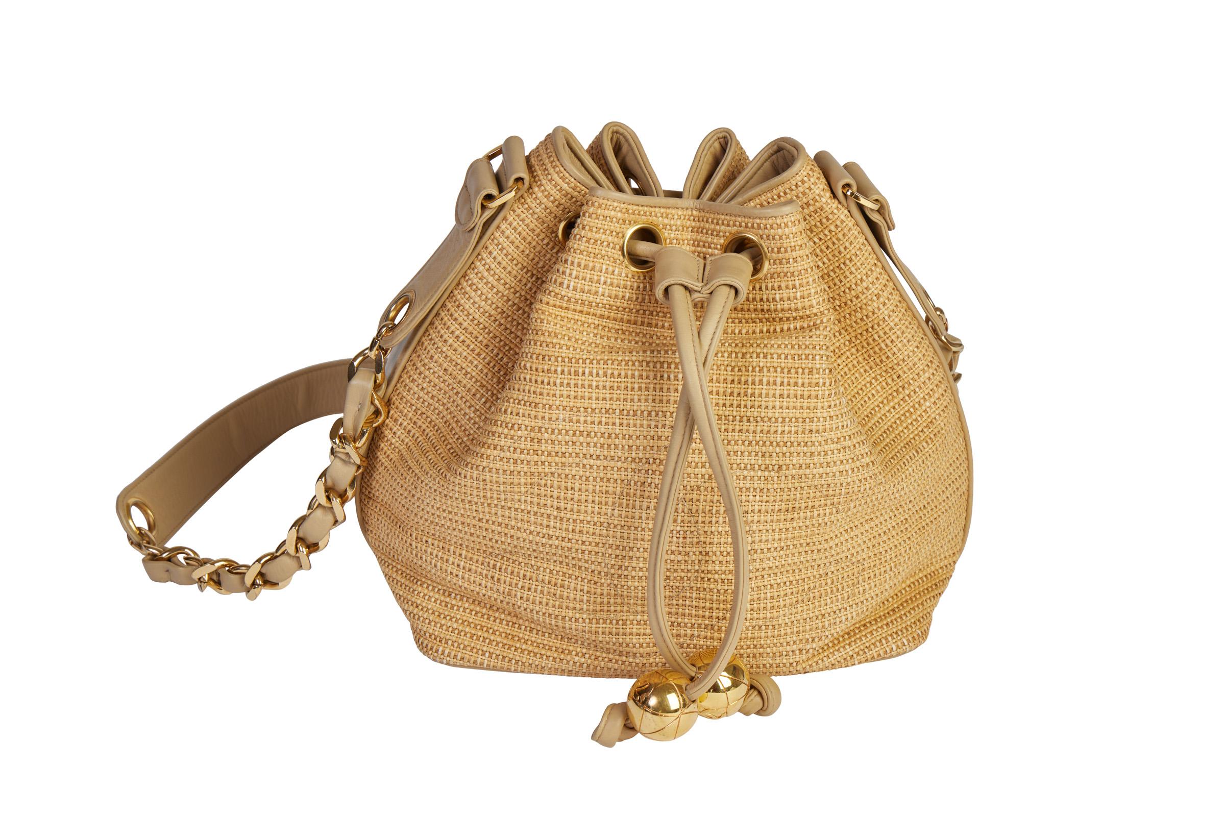 Chanel vintage and collectible straw bucket bag with raffia and beige color leather. Mint condition. Collection 1991. Shoulder strap 20