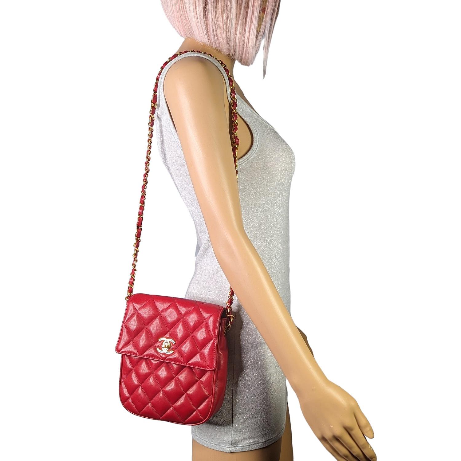 This chic shoulder bag is finely composed of luxuriously supple diamond quilted lambskin leather in red. The bag features a gold chain link leather threaded strap and a gold Chanel CC turn lock. This opens the front flap to a black leather interior