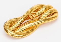 Broche de cadena tipo serpiente de Chanel de los años 90