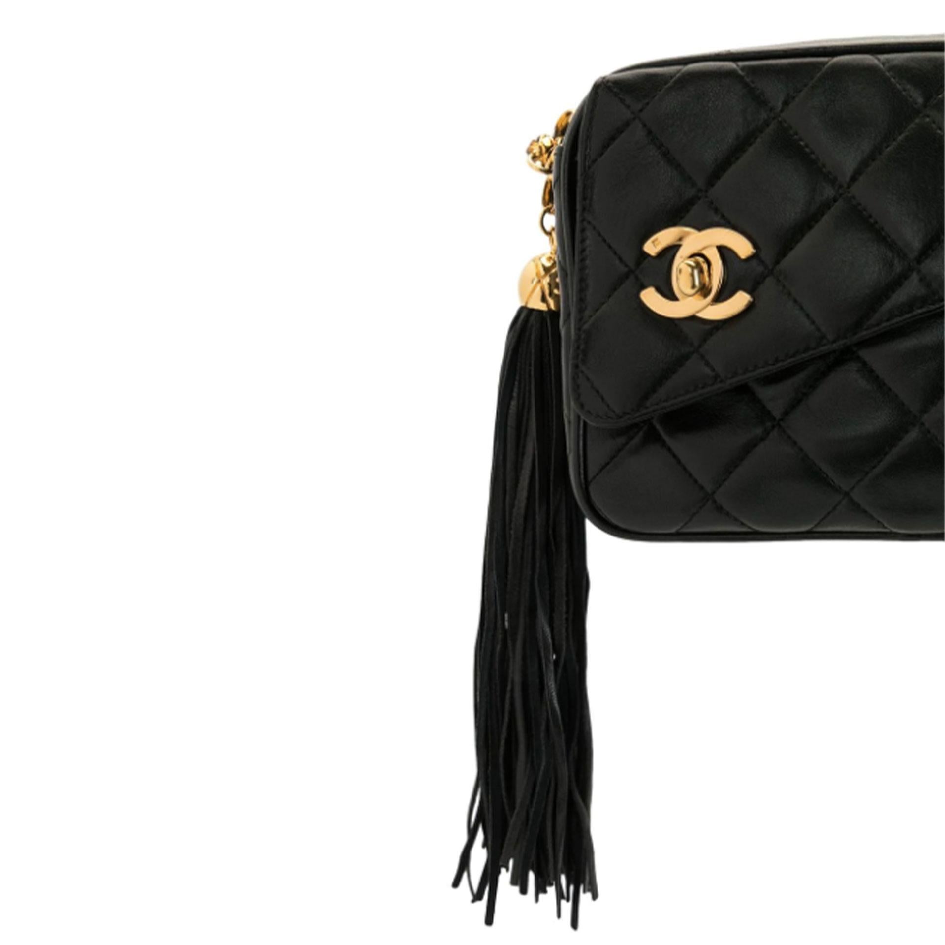 Women's or Men's Chanel 1992 Vintage Diamond Quilted Soft Lambskin CC Shoulder Camera Bag  For Sale