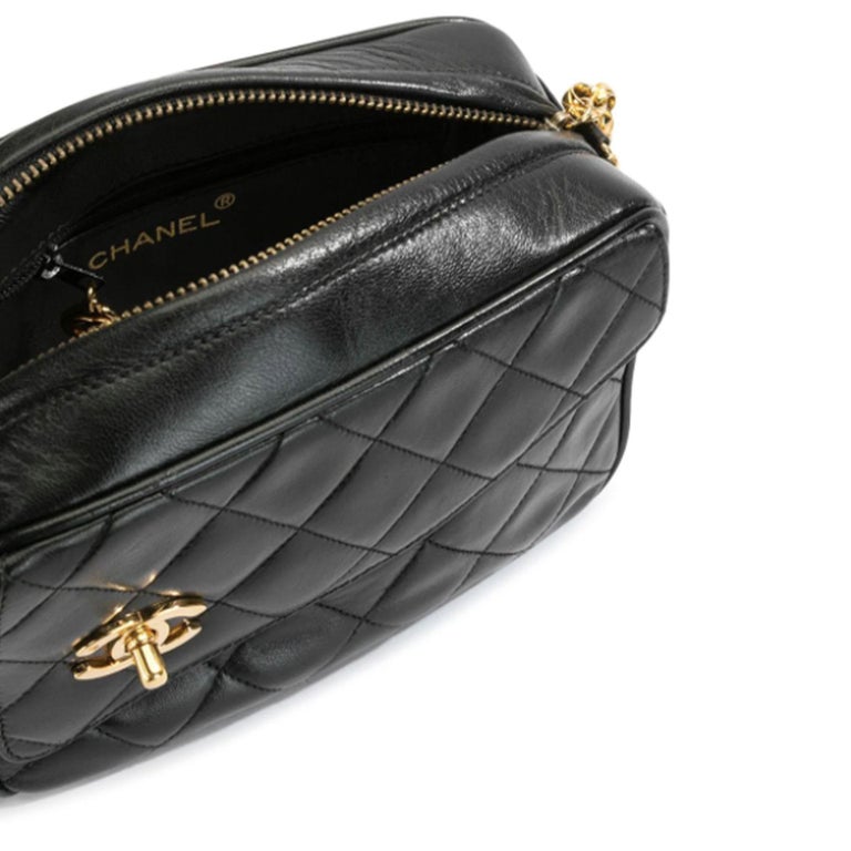 Chanel 90's Vintage Diamond Quilted CC Shoulder Bag For Sale at