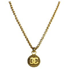 Chanel '90er Jahre Vintage Goldtone CC Halskette mit Anhänger 23"