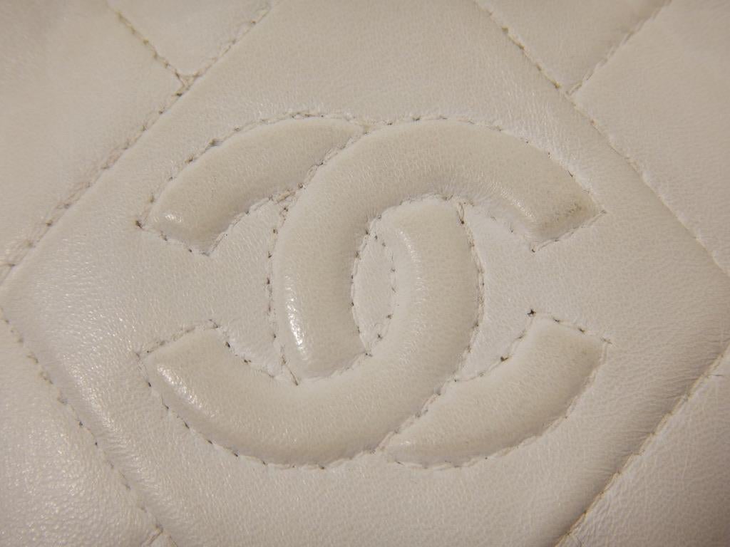 Chanel 90s Vintage Quilted White Lambskin Leather Round Fringe Pochette For Sale 7
