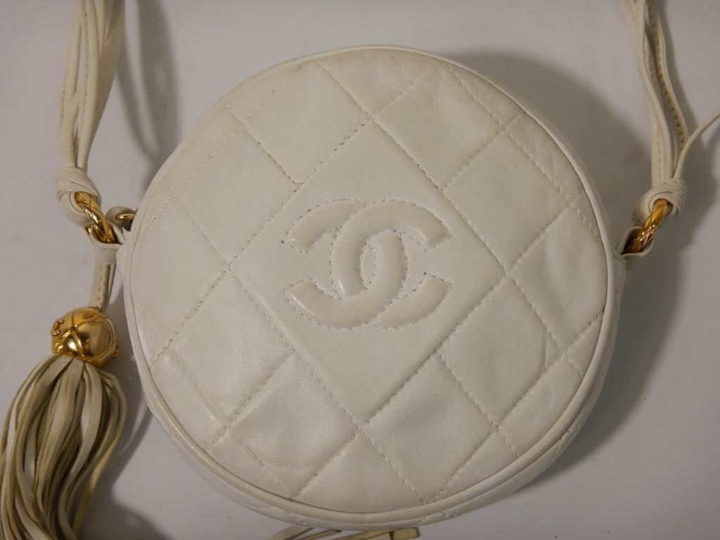 Chanel 90s Vintage Quilted White Lambskin Leather Round Fringe Pochette For Sale 1