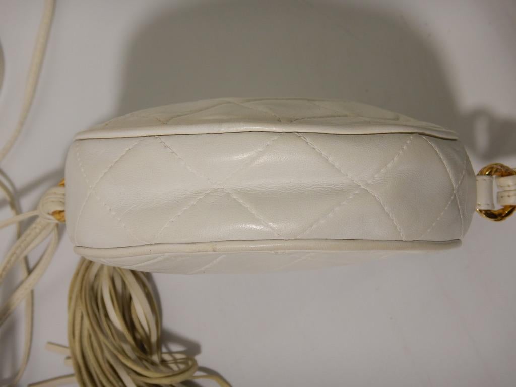 Chanel 90s Vintage Quilted White Lambskin Leather Round Fringe Pochette For Sale 3