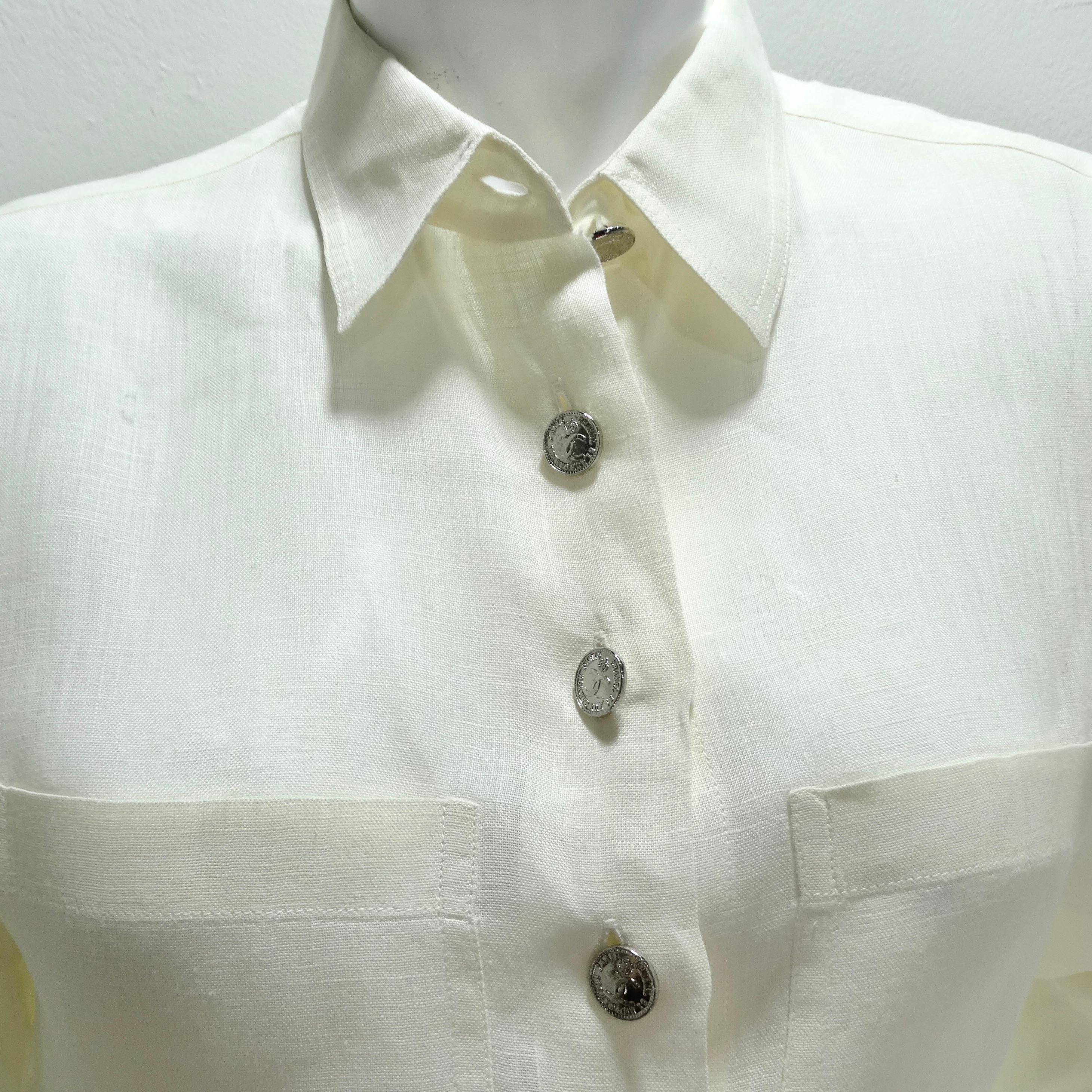 Werten Sie Ihre Garderobe mit dem Chanel 90s White Linen Button Down Shirt auf - ein klassisches und zeitloses Stück, das Raffinesse ausstrahlt. Dieses Hemd mit Kragen und Knopfleiste ist aus leichtem elfenbeinfarbenem Leinen gefertigt. Die