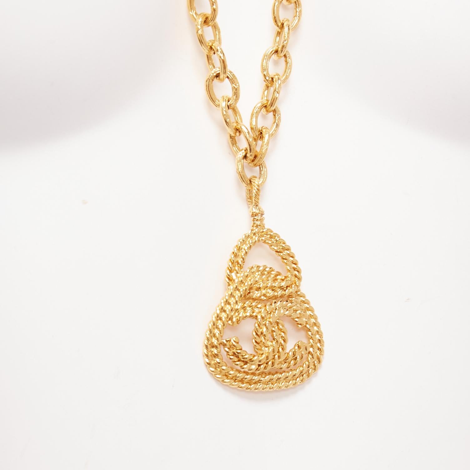 CHANEL 93A Vintage gold tone CC logo pendent chain long necklace
Reference: TGAS/D01072
Brand: Chanel
Designer: Karl Lagerfeld
Collection: 93A
Material: Metal
Color: Gold
Pattern: Solid
Closure: Push Clasp
Lining: Gold Metal
Made in: