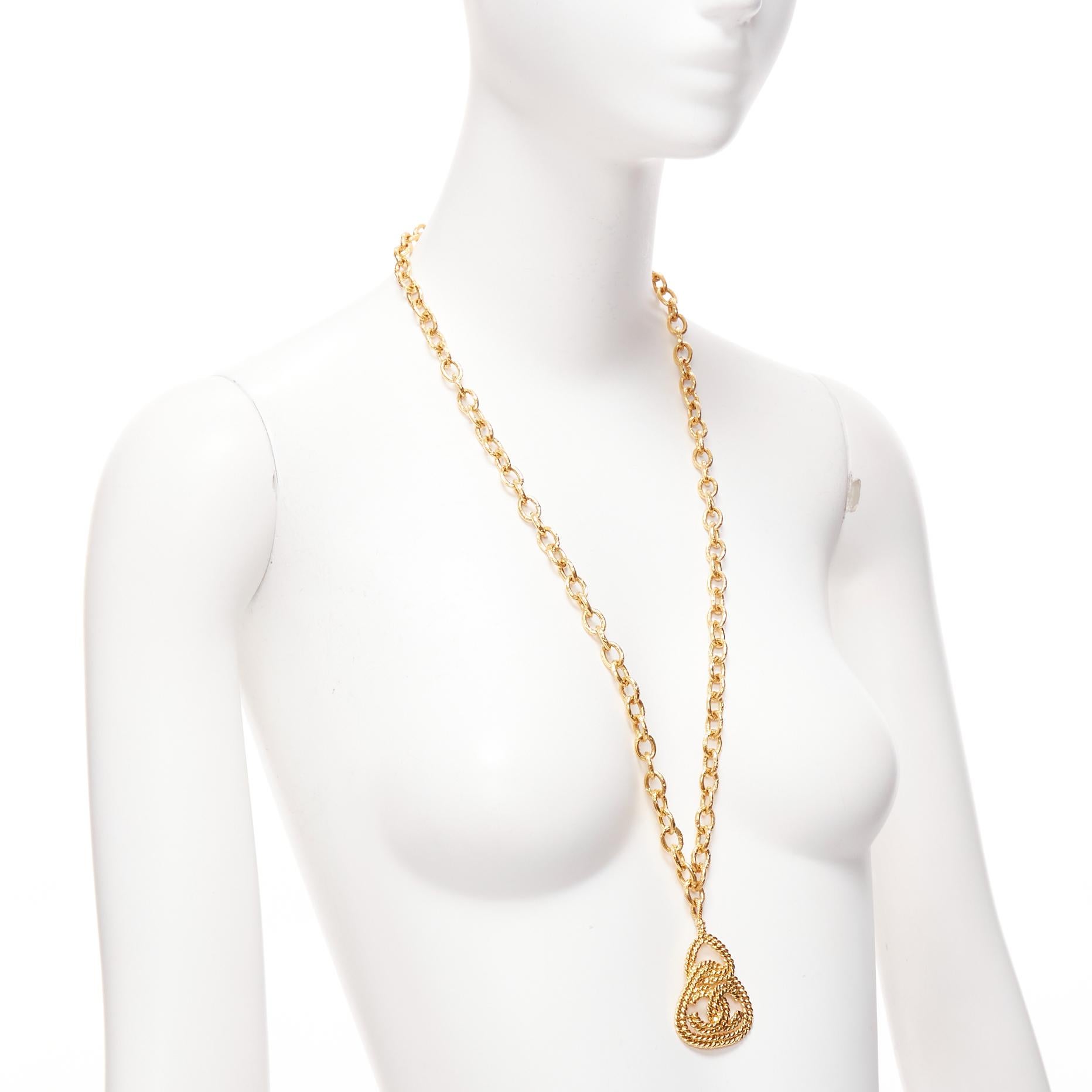 CHANEL 93A Vintage gold tone CC logo pendent chain long necklace In Excellent Condition For Sale In Hong Kong, NT