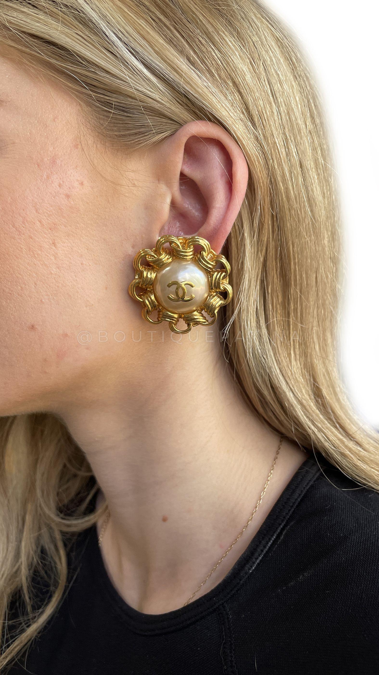 Chanel 93A Vintage Pendientes de perlas gigantes con borde de cadena Bijoux 65600 en Excelente estado para la venta en Costa Mesa, CA