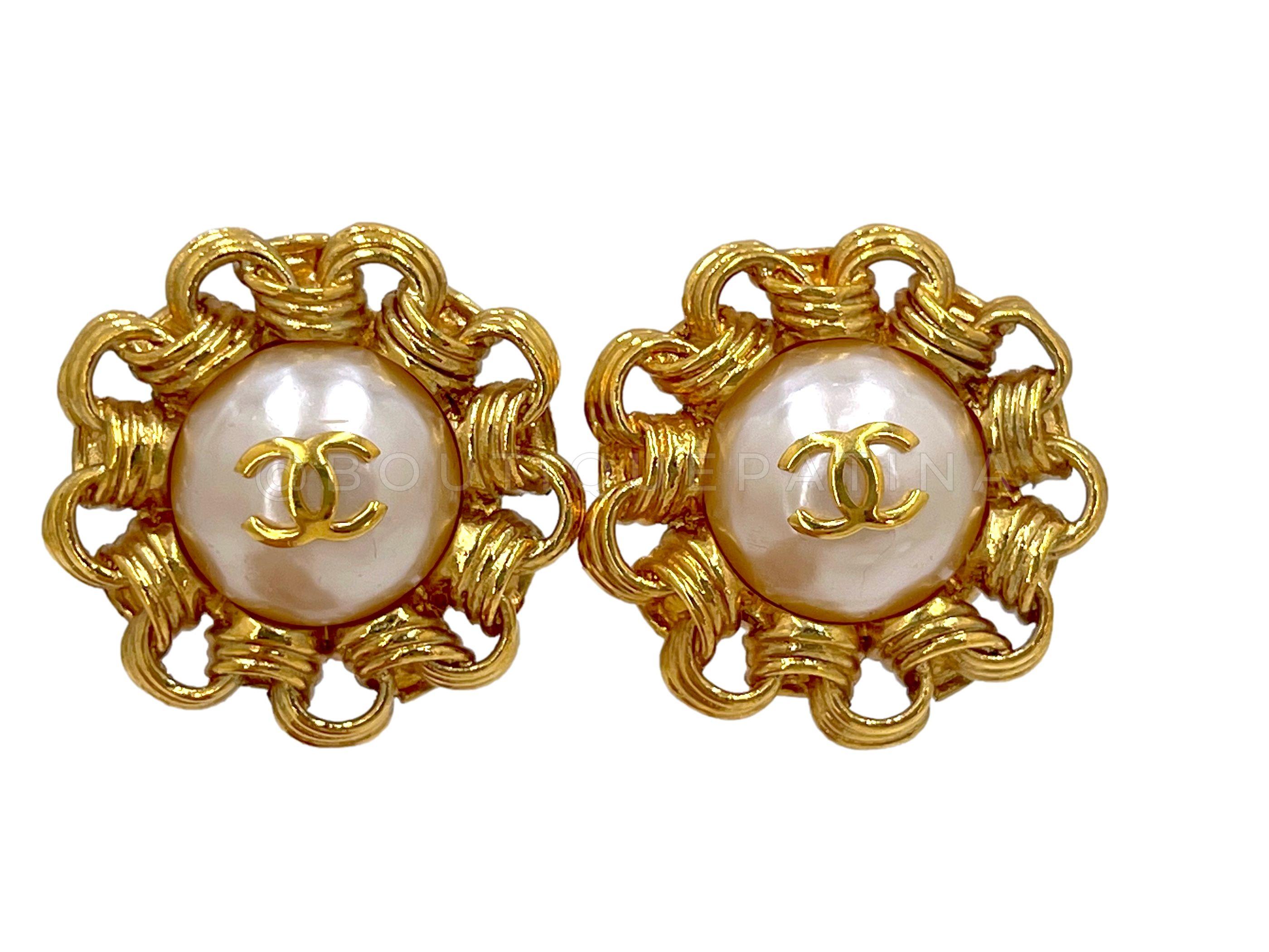 De las mujeres Chanel 93A Vintage Pendientes de perlas gigantes con borde de cadena Bijoux 65600 en venta