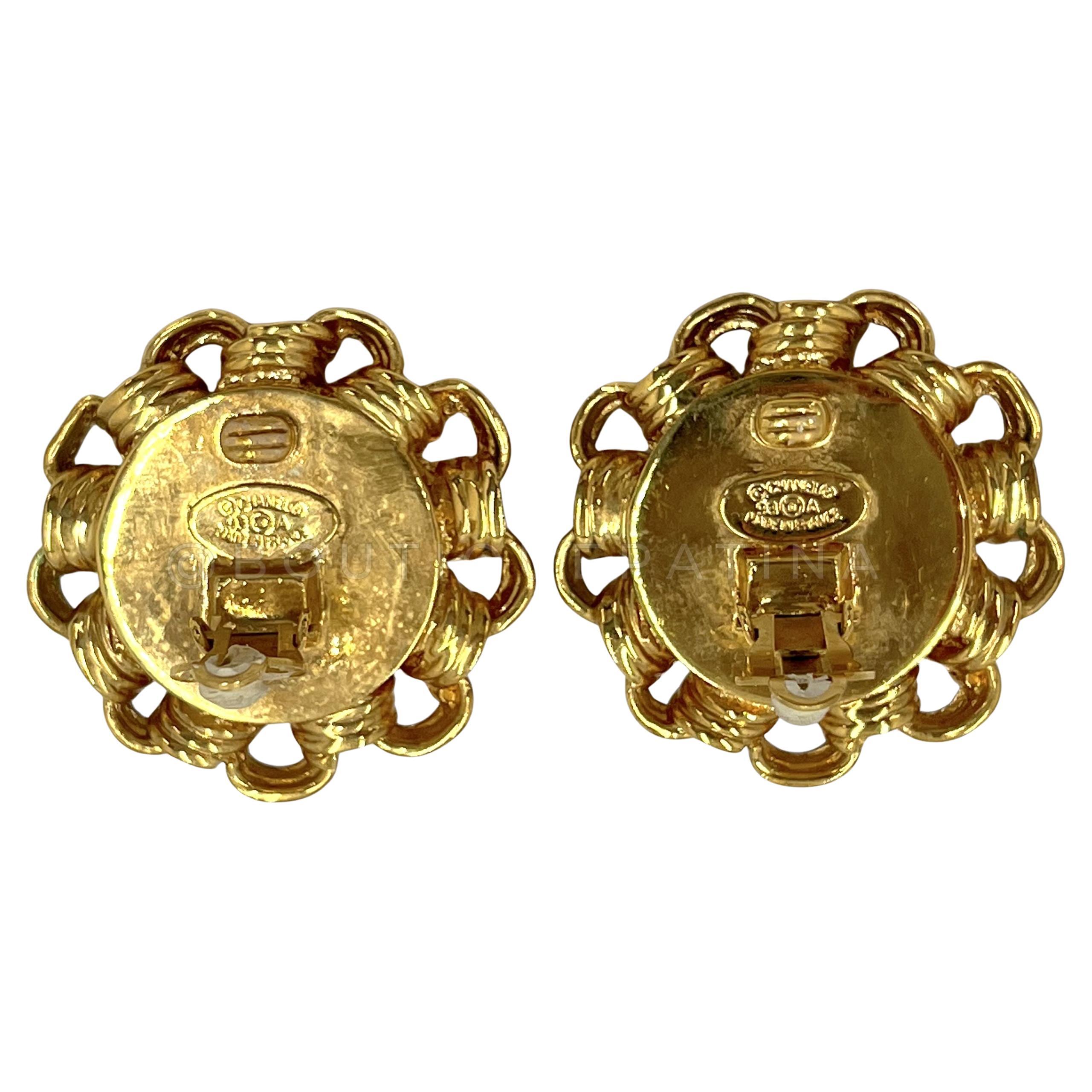 Chanel 93A Vintage Pendientes de perlas gigantes con borde de cadena Bijoux 65600 en venta