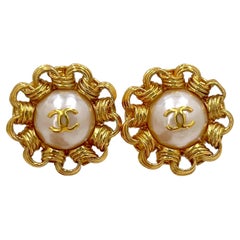 Chanel 93A Clous d'oreilles vintage géants en perles et chaîne Bijoux avec bordure géante 65600