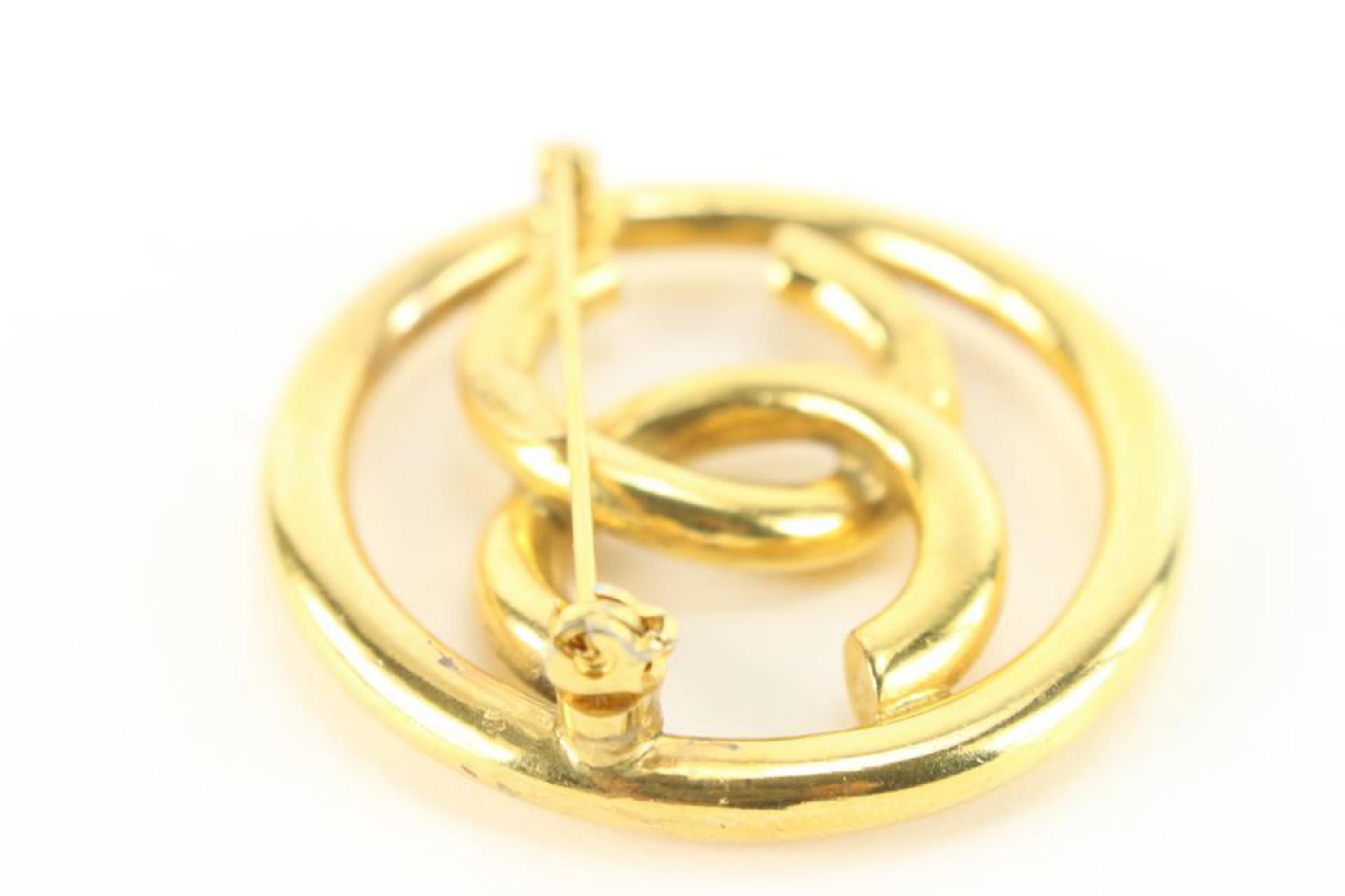 Chanel 93P 24k Gold Plate CC Logo Circle Brooch Pin 31ck824s In Good Condition For Sale In Dix hills, NY