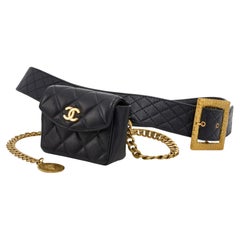 Chanel 94A Schwarze gesteppte Lammfell-Tasche mit Gürtel und Kette 70ca78s