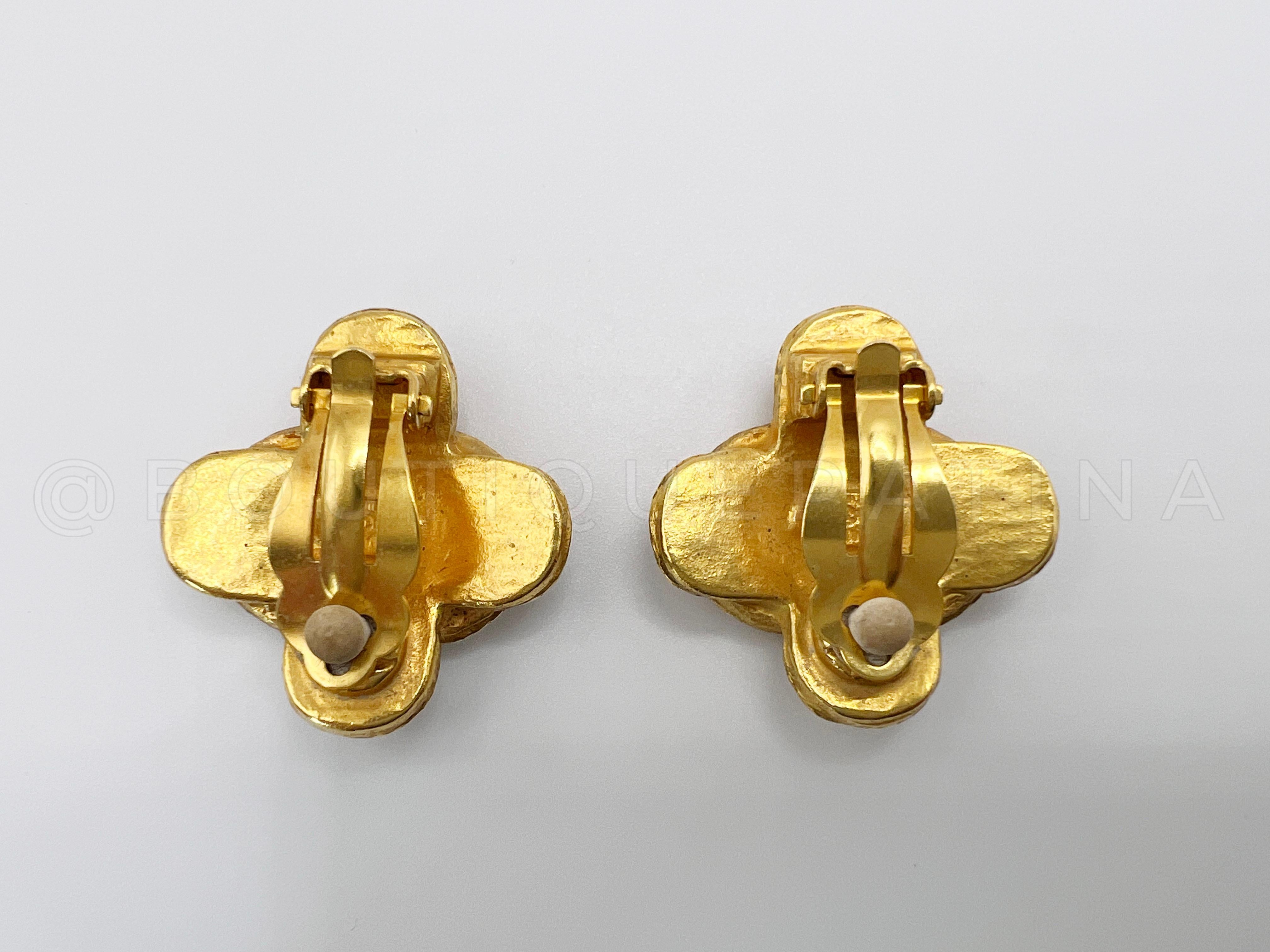 Store item: 66231
Chanel 94A Clover Stud Earrings Baroque Gold Plated

Clip ons 24k gold plated

Condition: Excellent
For 19 years, Boutique Patina has specialized in sourcing and curating the best condition vintage leather treasures by searching